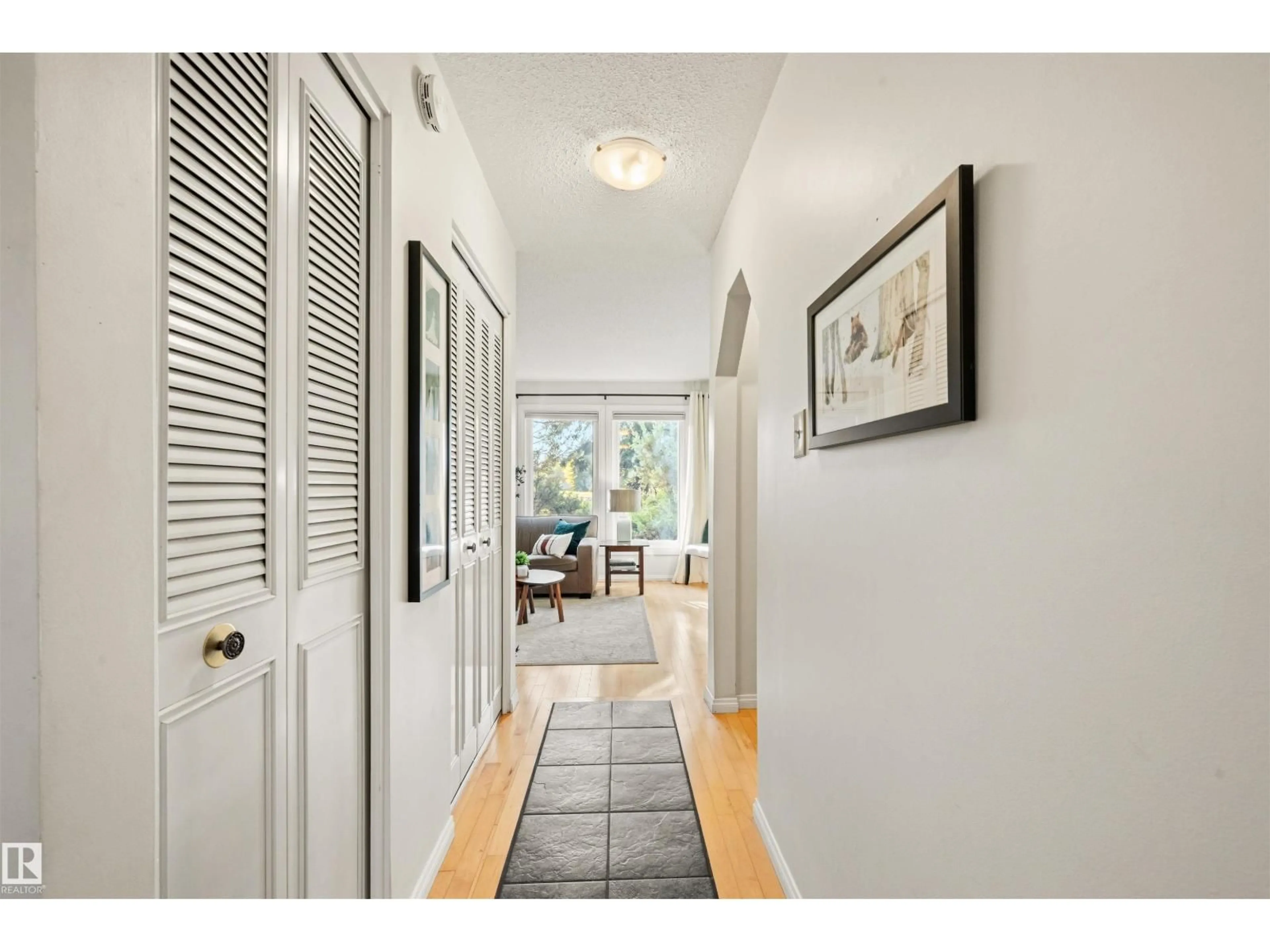 Indoor entryway for 7067 32 AV, Edmonton Alberta T6K2K9