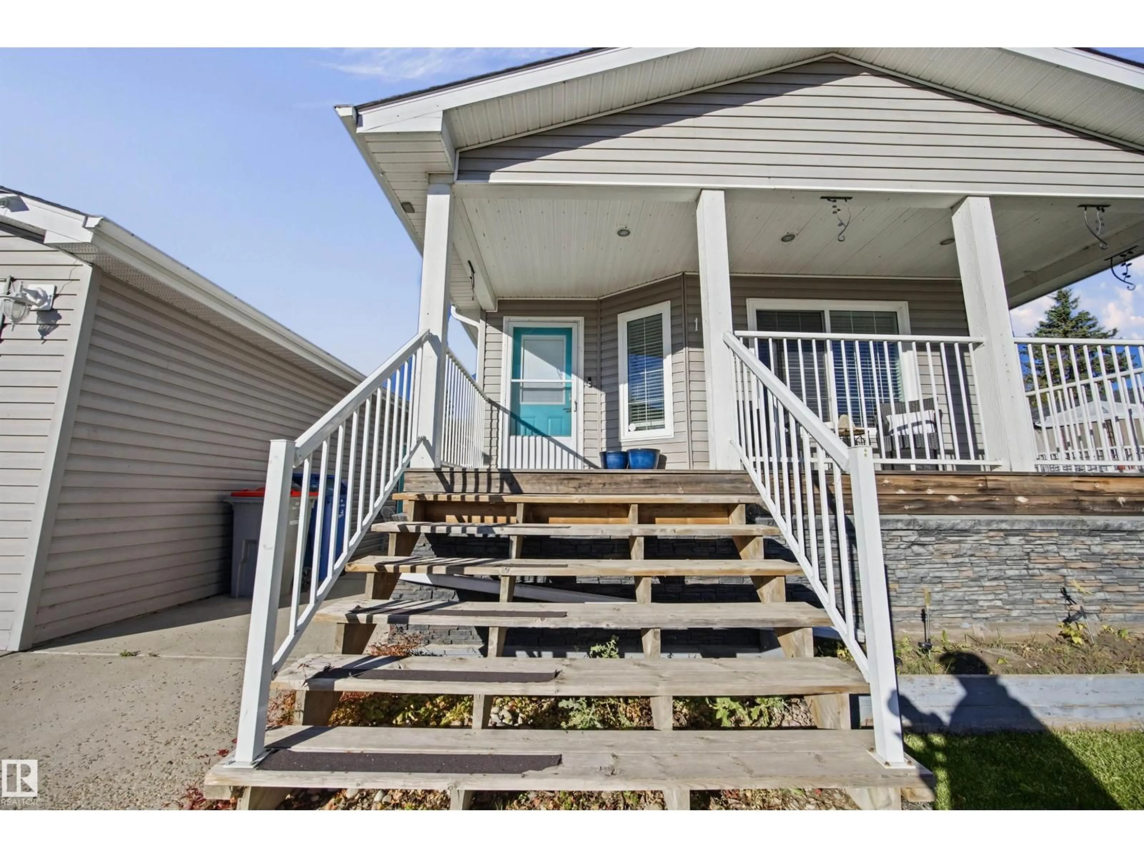Home with vinyl exterior material, street for 1504 RANGE ROAD 272 ROAD, Rural Parkland County Alberta T7X4M4