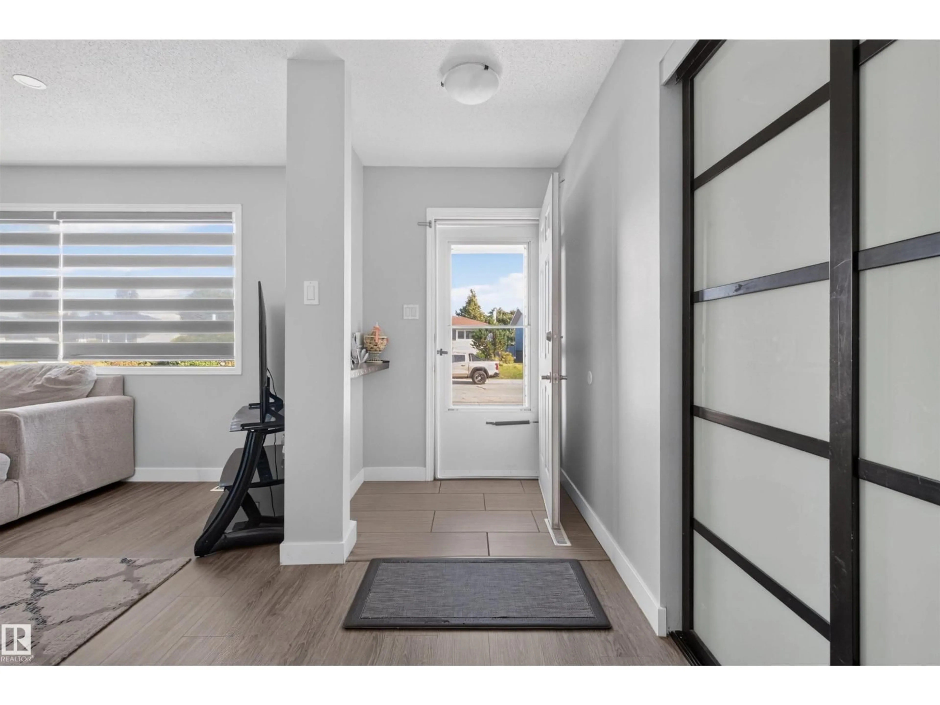 Indoor entryway for 15104 74 ST, Edmonton Alberta T5C0Y7