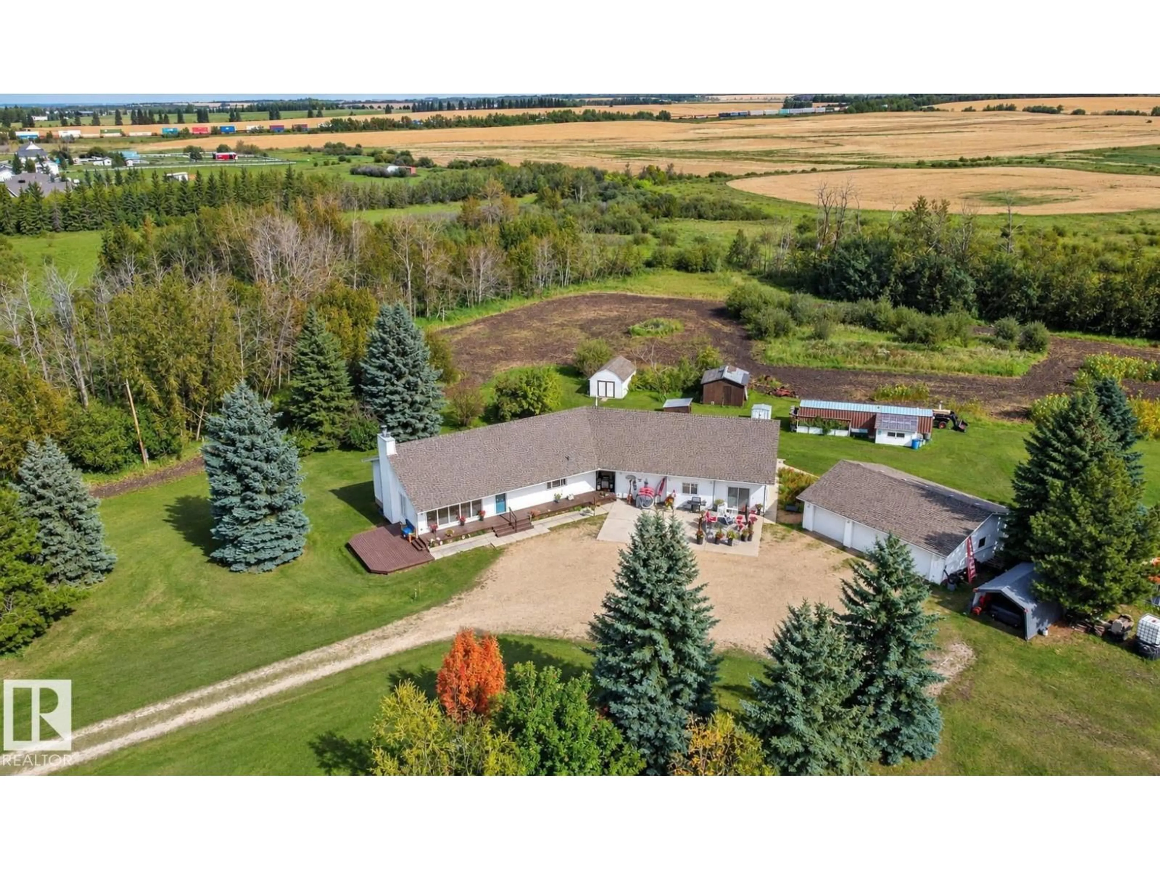 A pic from outside/outdoor area/front of a property/back of a property/a pic from drone, unknown for 53027 RGE ROAD 225, Rural Strathcona County Alberta T8A4T7