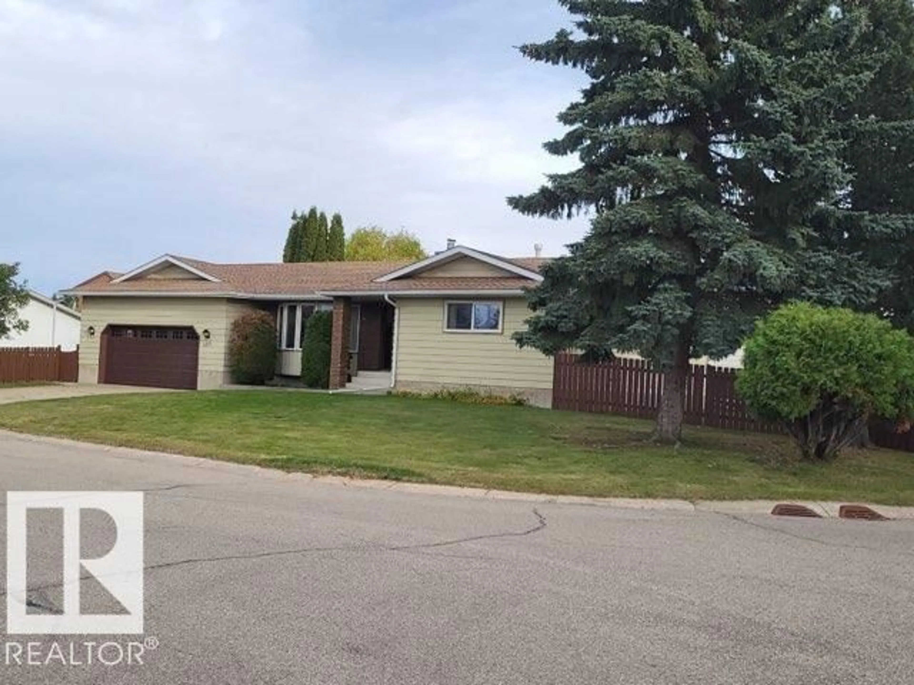 Home with vinyl exterior material, street for 8305 100 AV, Fort Saskatchewan Alberta T8L3C1