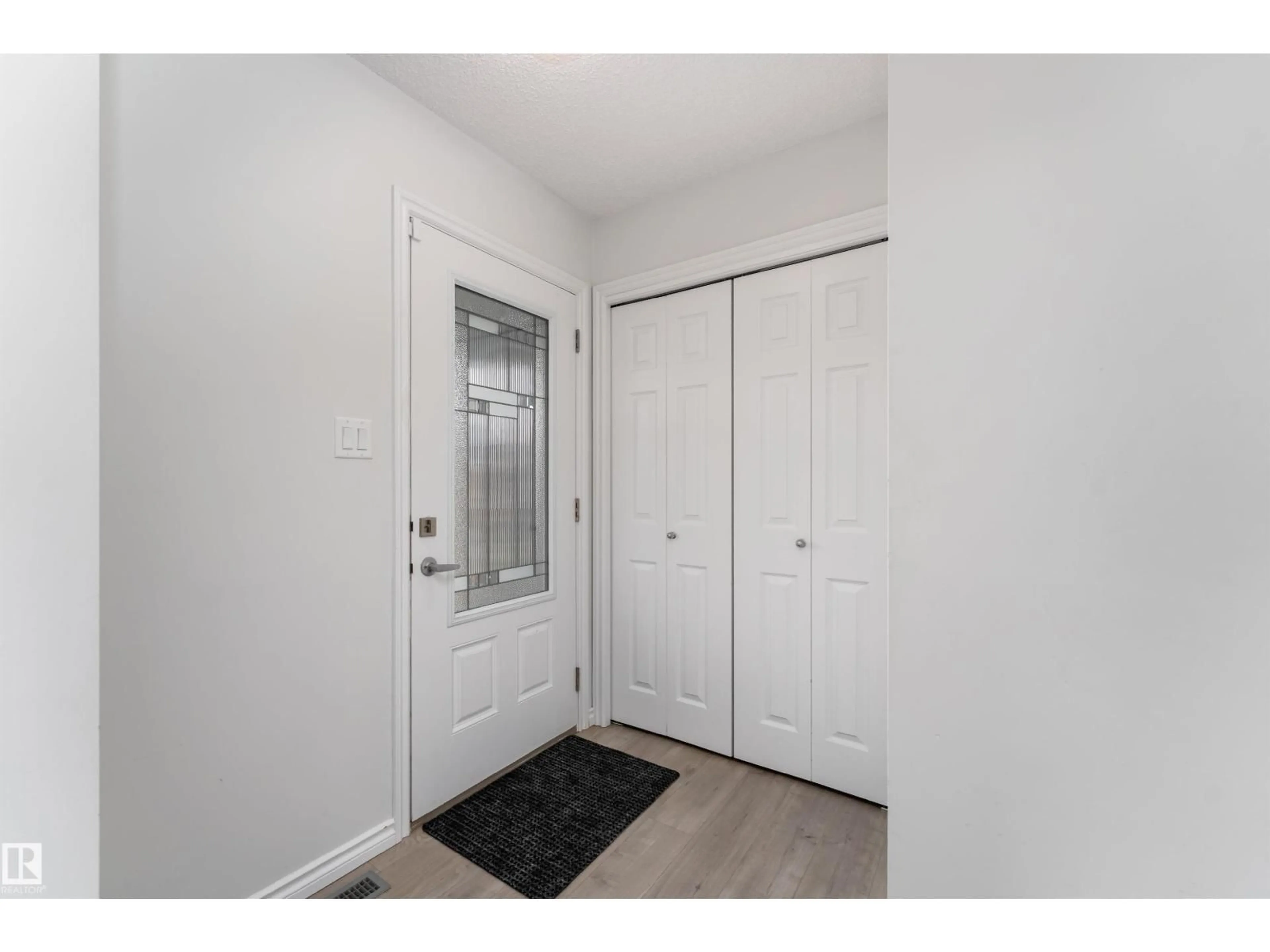 Indoor entryway for 2416 WONNACOTT CO, Edmonton Alberta T6X2K5