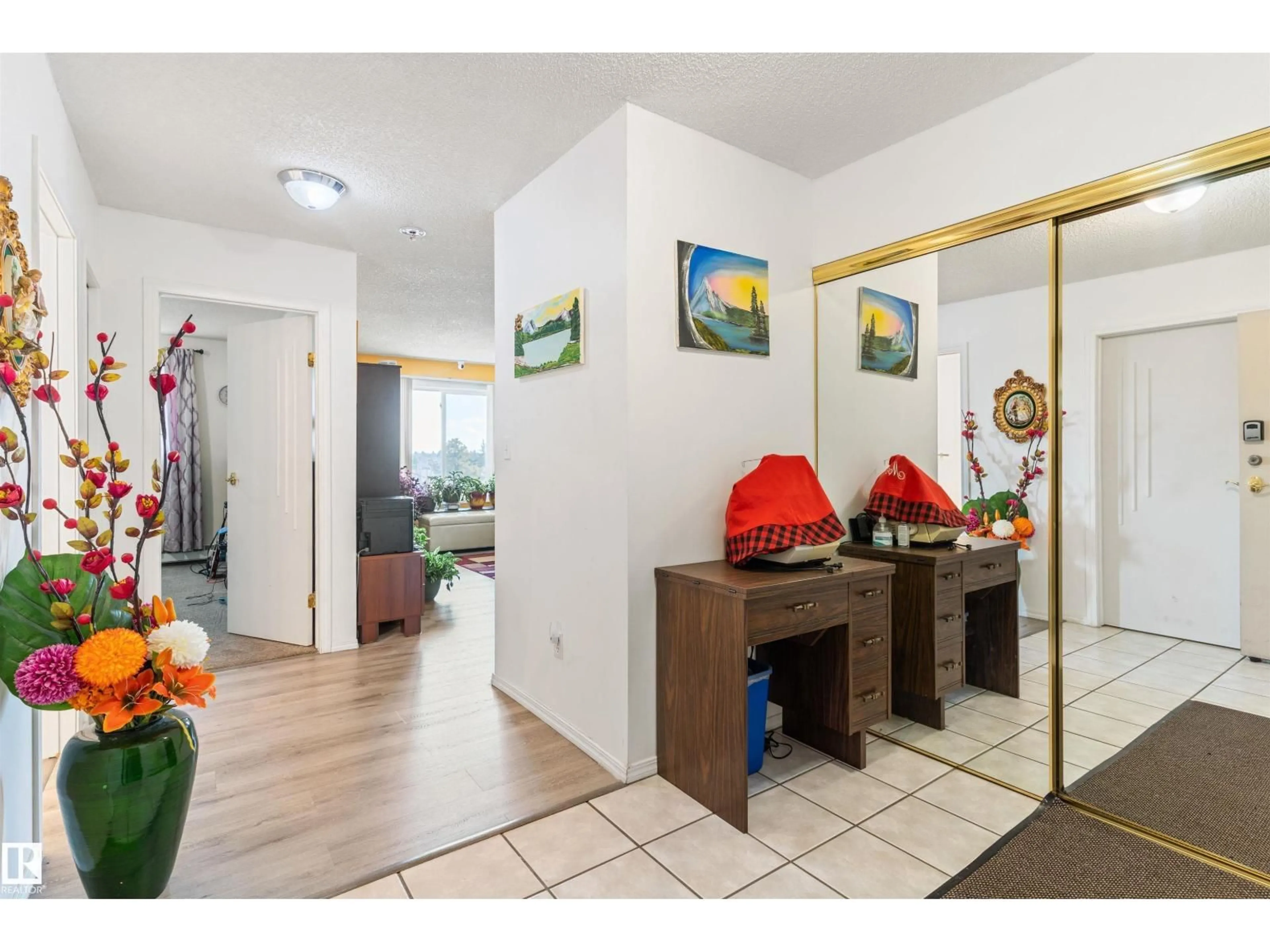 Indoor foyer for #403 - 18020 95 AV NW, Edmonton Alberta T5T6B2
