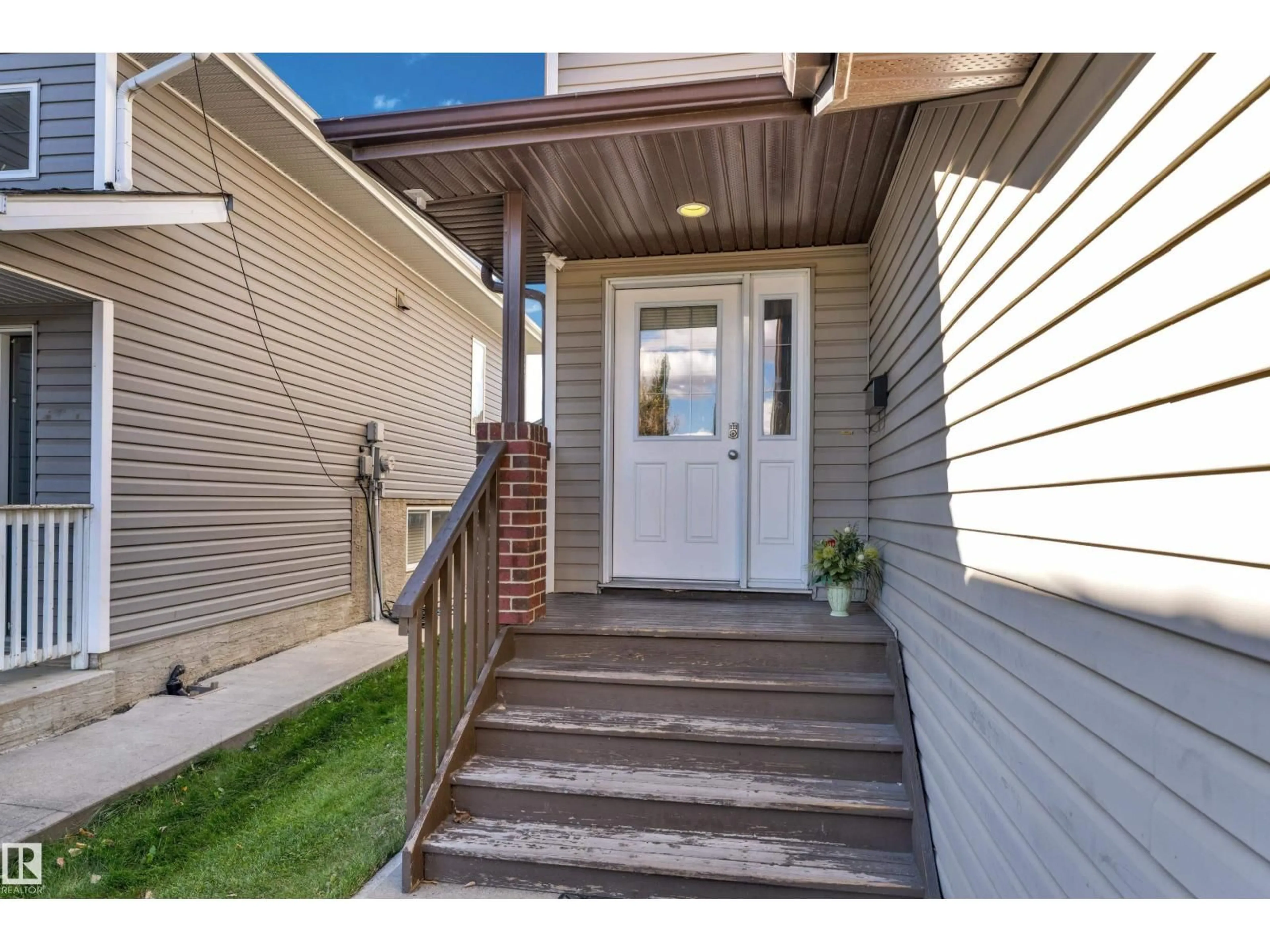 Indoor entryway for 331 SILVER BERRY RD, Edmonton Alberta T6T2A7