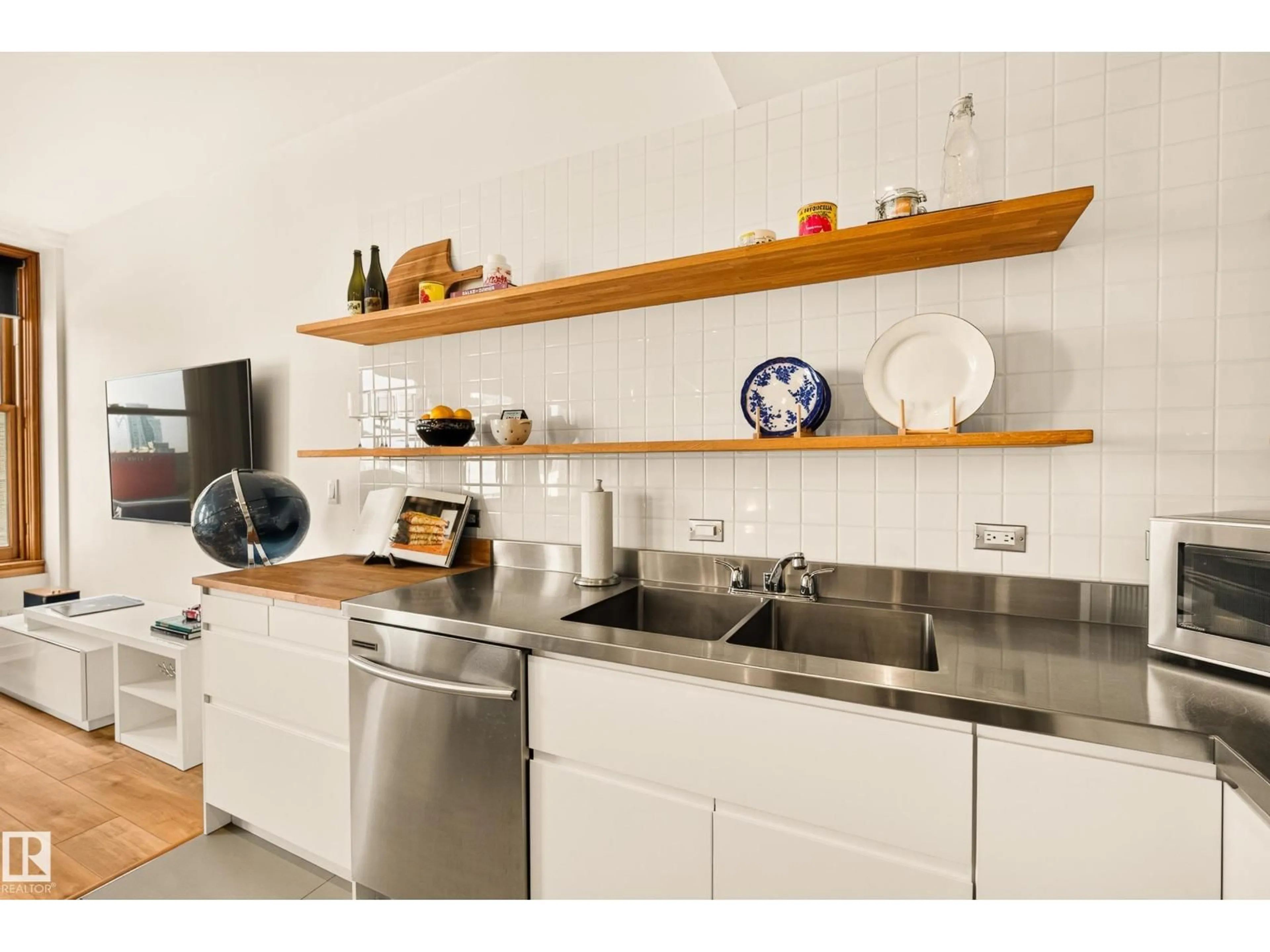Standard kitchen, ceramic/tile floor for 806 - 10134 100 ST, Edmonton Alberta T6J0N8