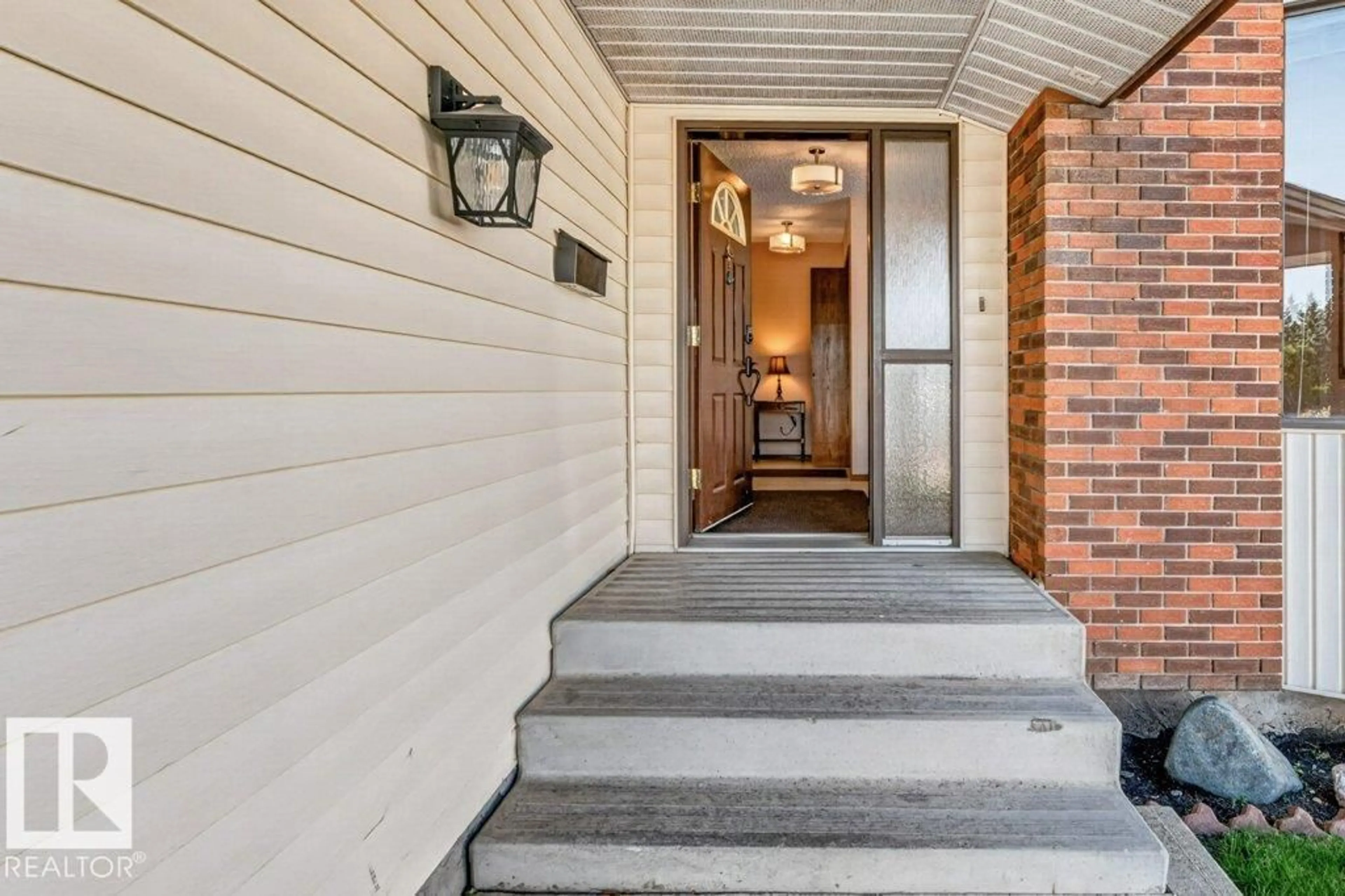 Indoor entryway for 3740 60 ST, Edmonton Alberta T6L6E9