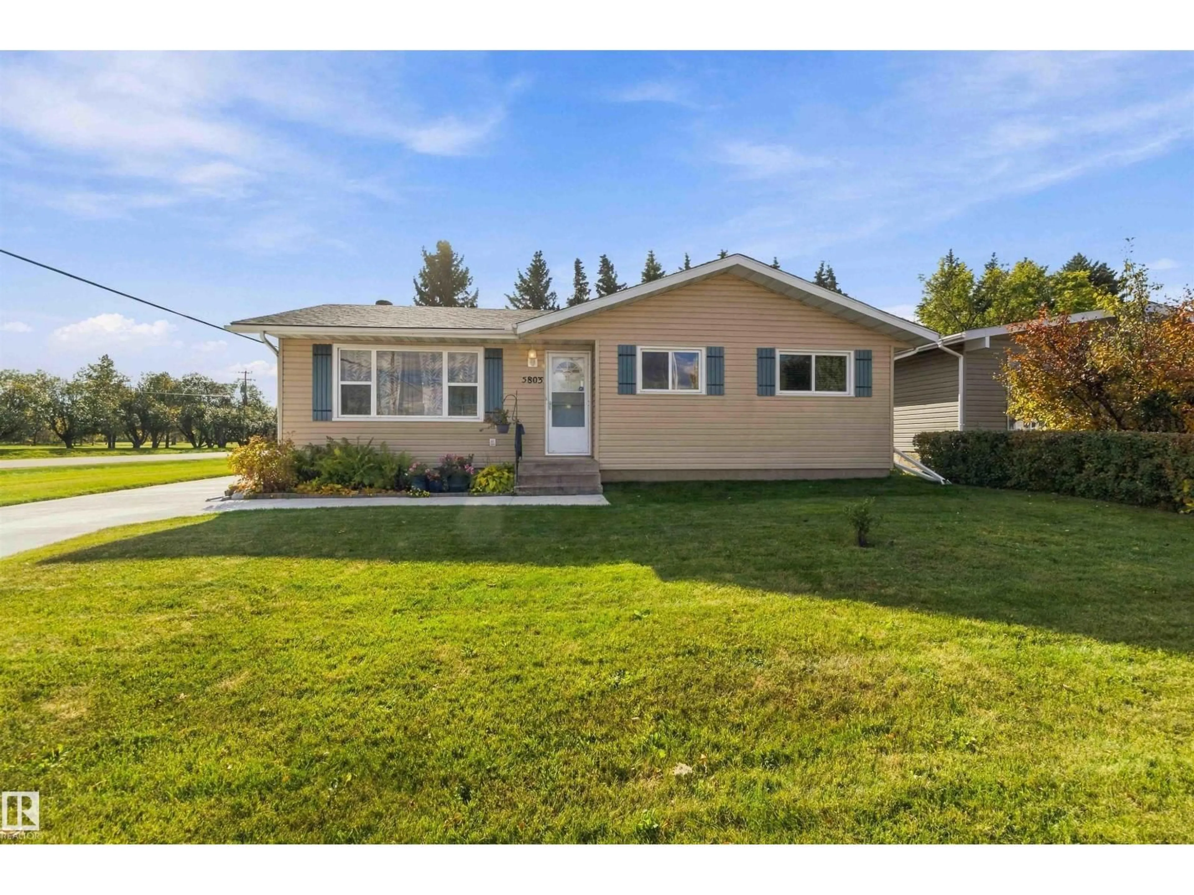 Home with vinyl exterior material, street for 5803 52 AV, Redwater Alberta T0A2W0