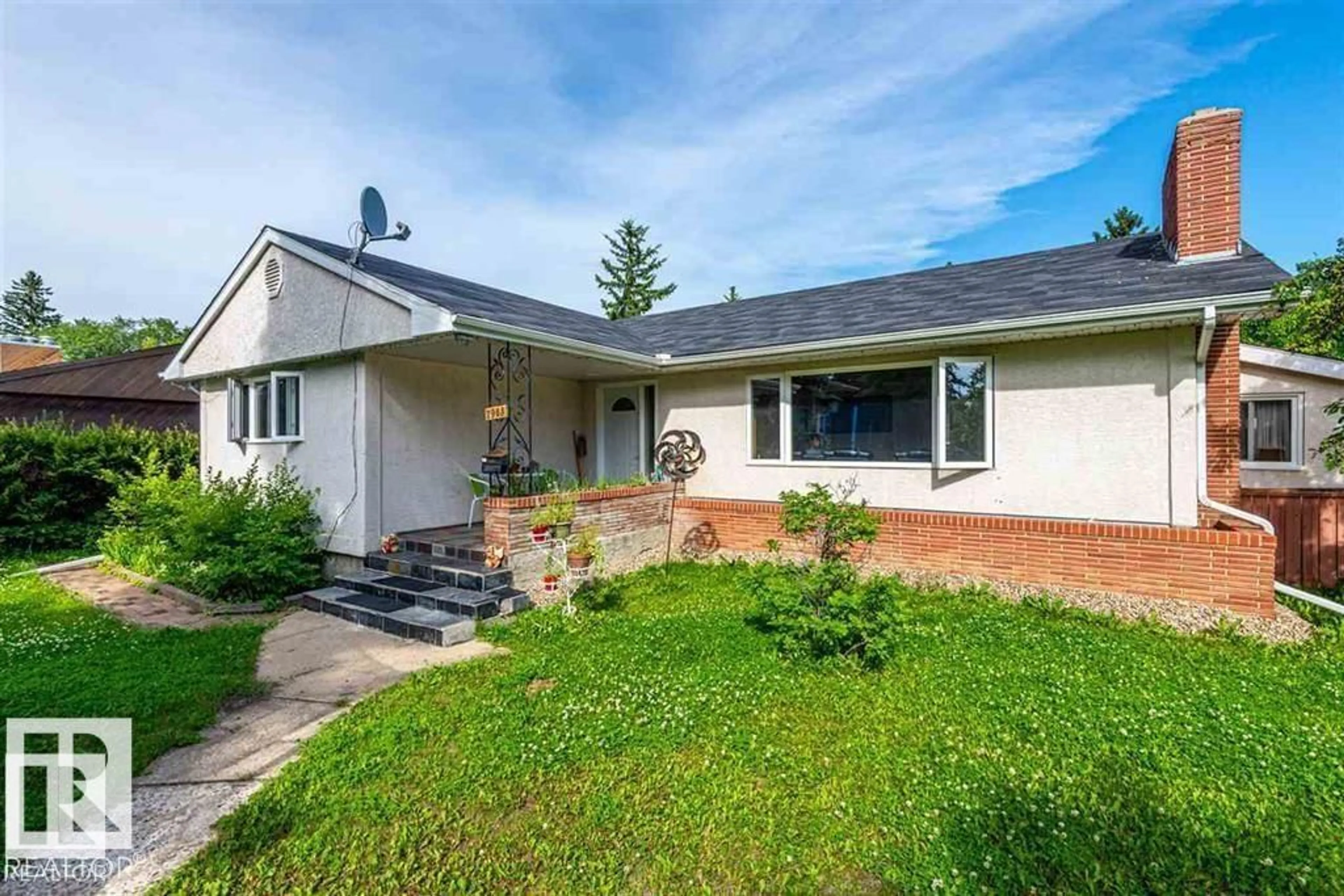 Home with vinyl exterior material, street for 7903/7905 119 ST, Edmonton Alberta T6G1W6