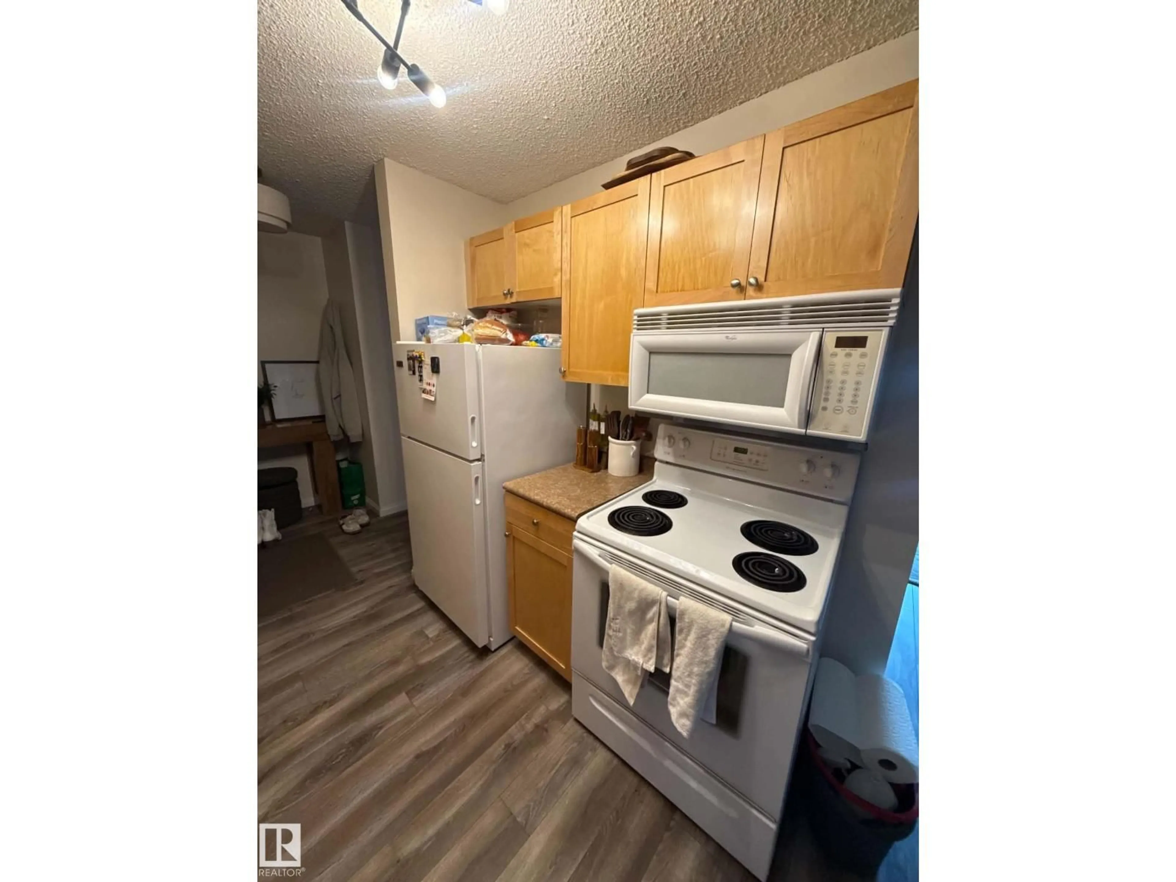 Standard kitchen, unknown for #302 - 51 BROWN ST, Stony Plain Alberta T7Z1P3