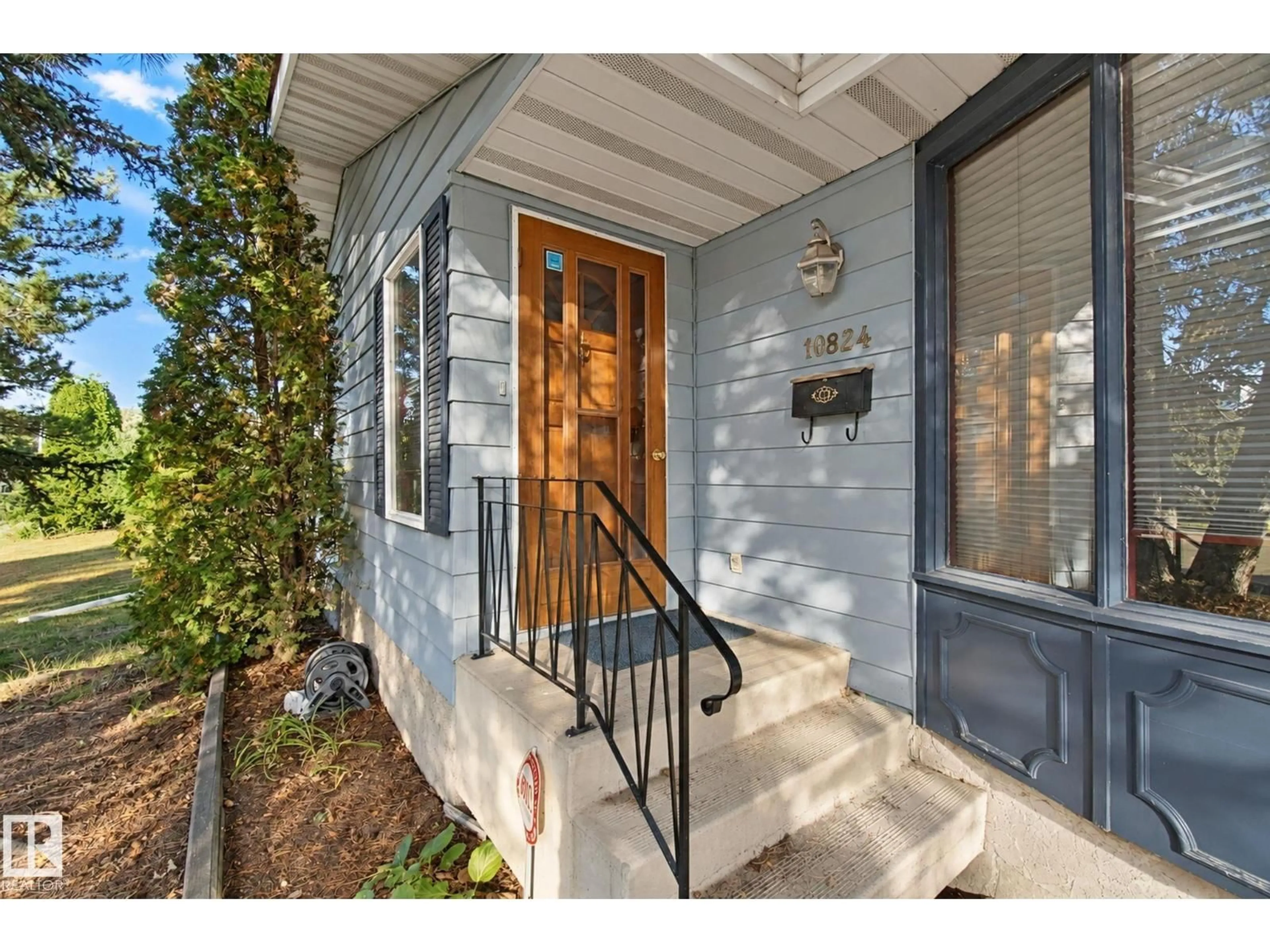 Indoor entryway for 10824 35 AV, Edmonton Alberta T6J2V3