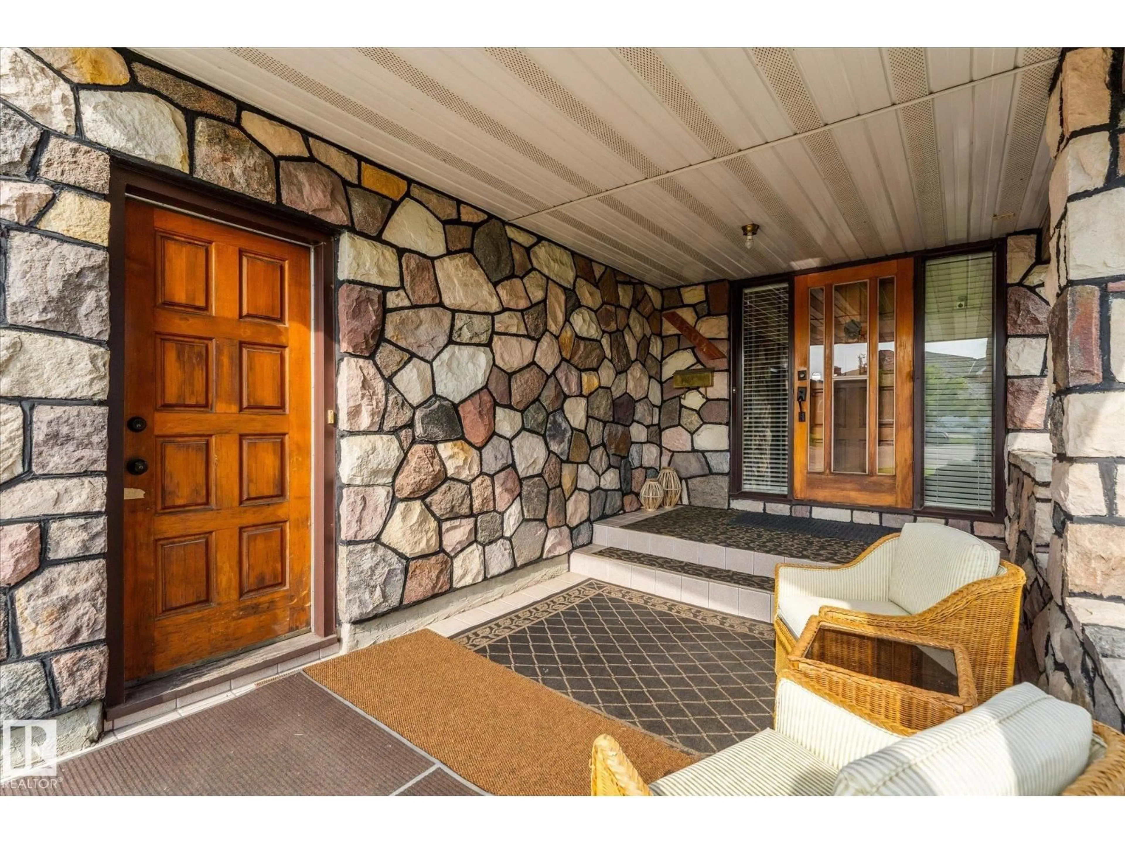 Indoor entryway for 9504 139 AV, Edmonton Alberta T5E5Z8