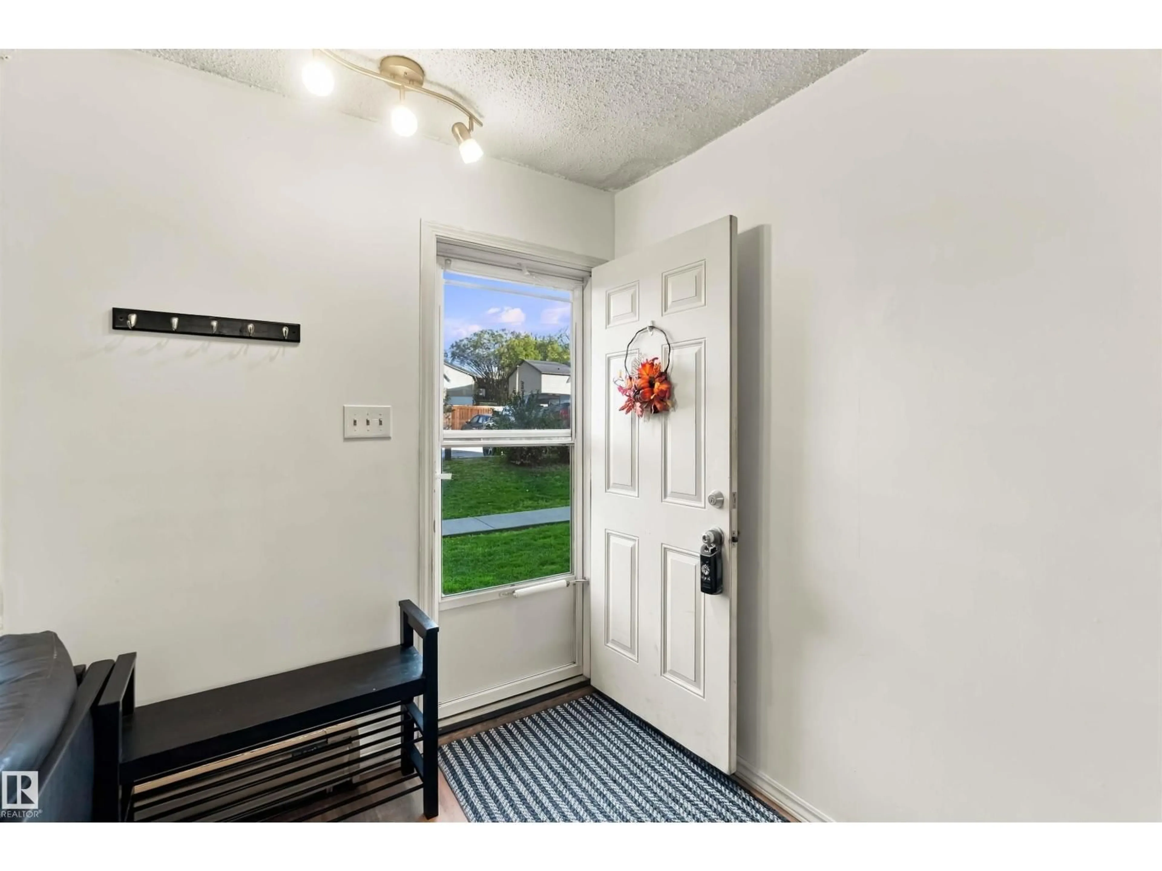 Indoor entryway for 48 13590 38 ST NW, Edmonton Alberta T5A2W7