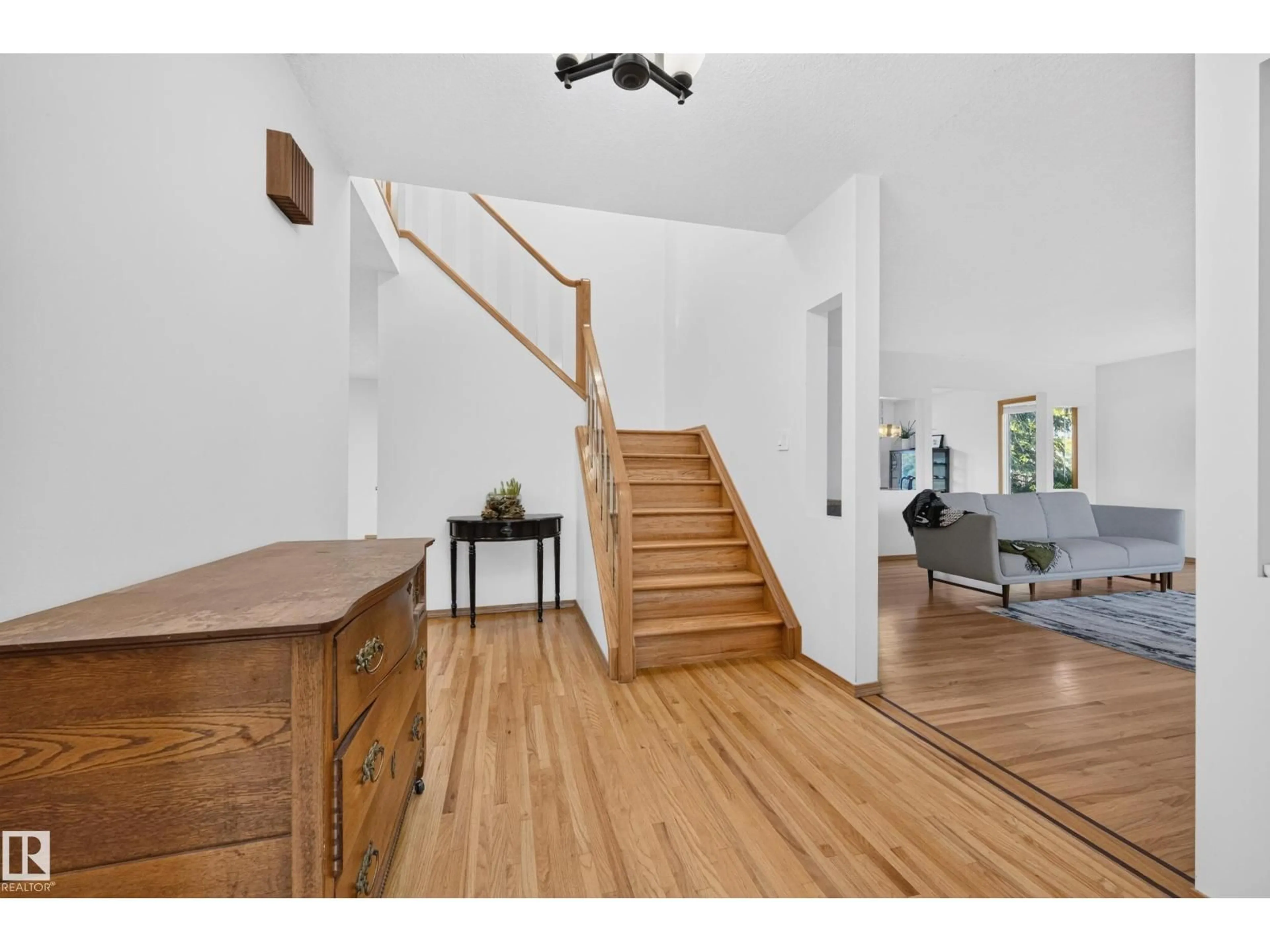 Indoor entryway for 10706 33A AV, Edmonton Alberta T6J3B7