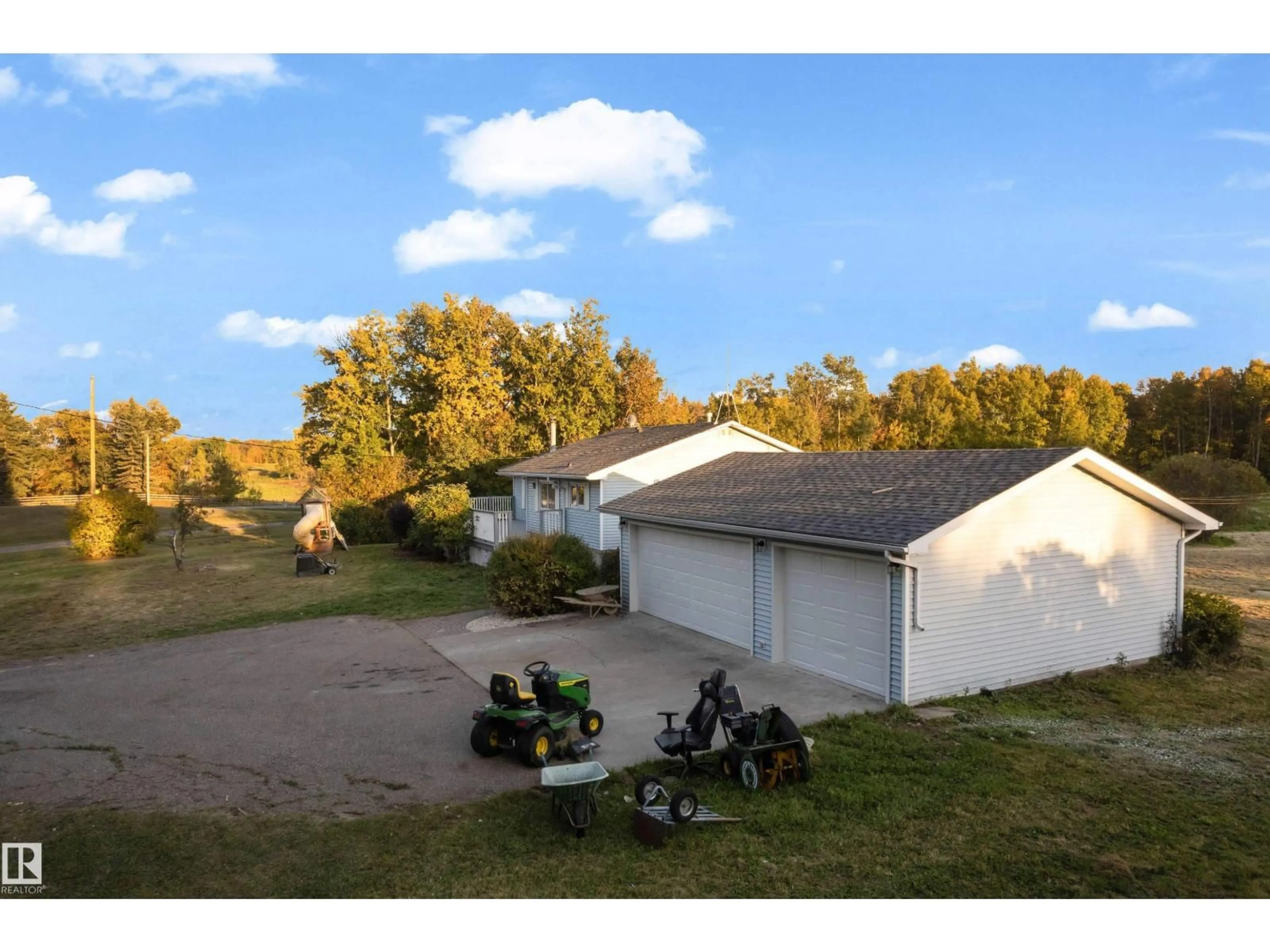 A pic from outside/outdoor area/front of a property/back of a property/a pic from drone, unknown for 52314 RGE ROAD 215, Rural Strathcona County Alberta T8E1B6