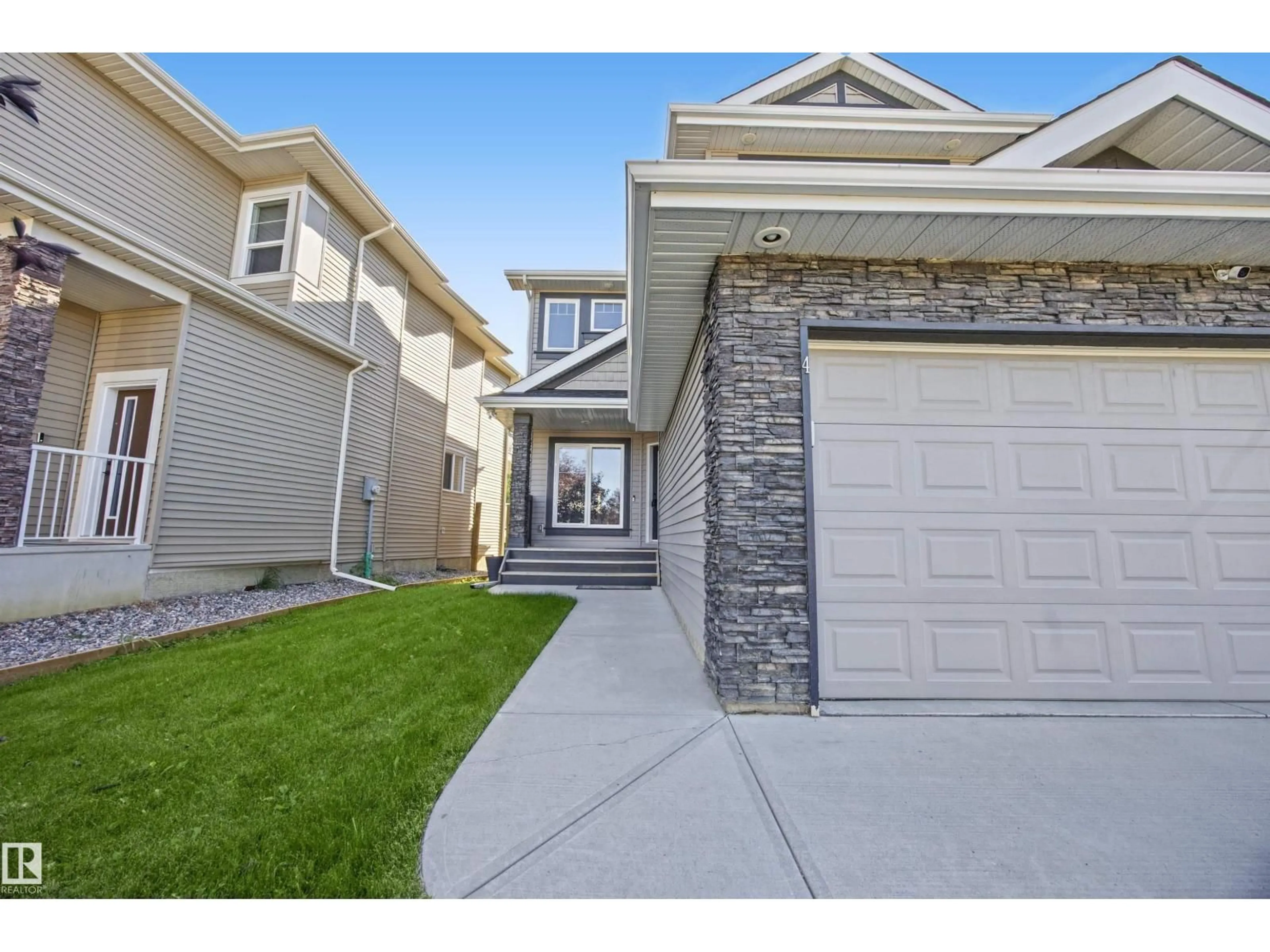 Home with vinyl exterior material, street for 4 MEADOWBROOK WY, Spruce Grove Alberta T7X0W2