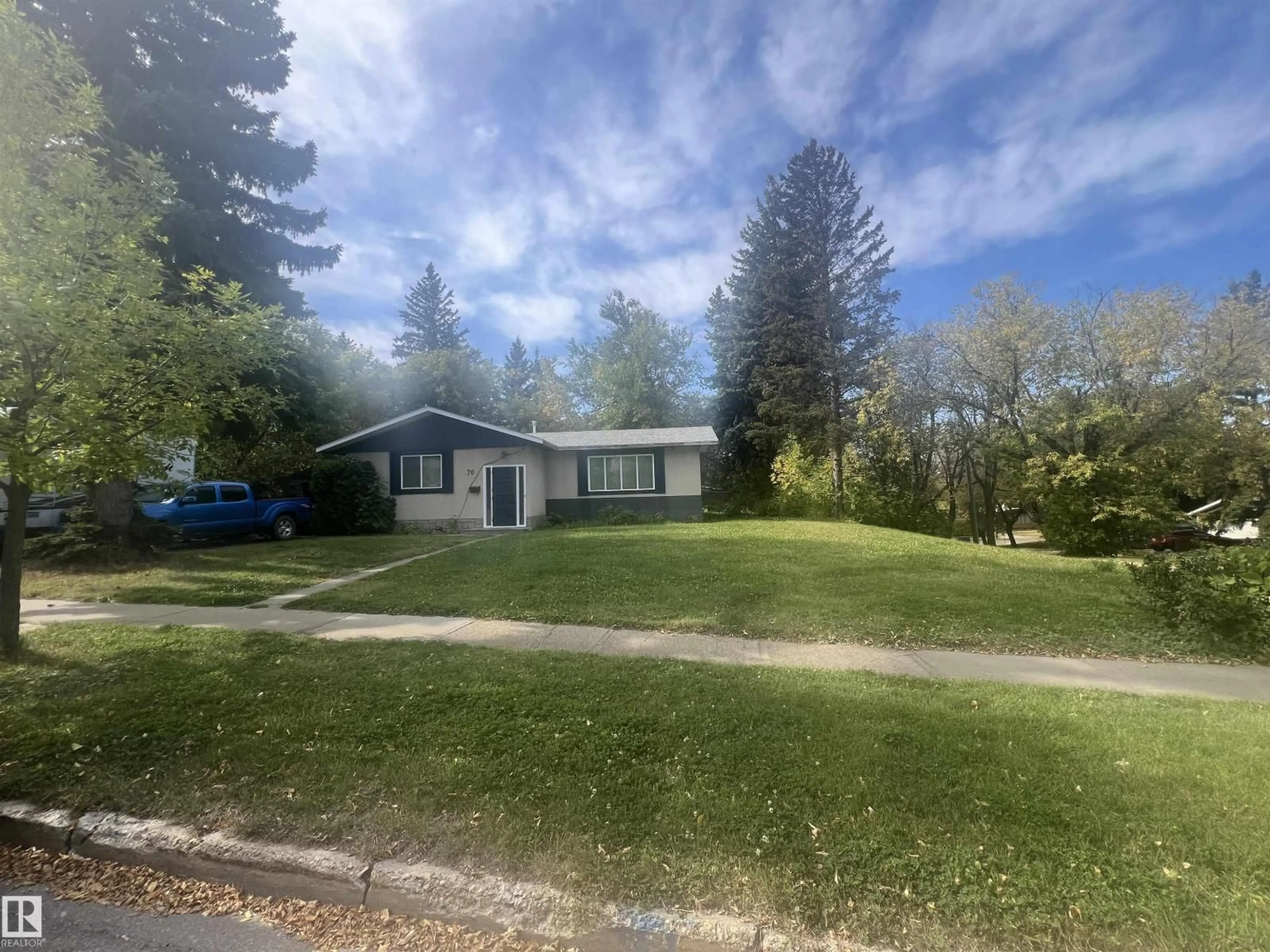 A pic from outside/outdoor area/front of a property/back of a property/a pic from drone, unknown for 70 SUNSET BV, St. Albert Alberta T8N0N9