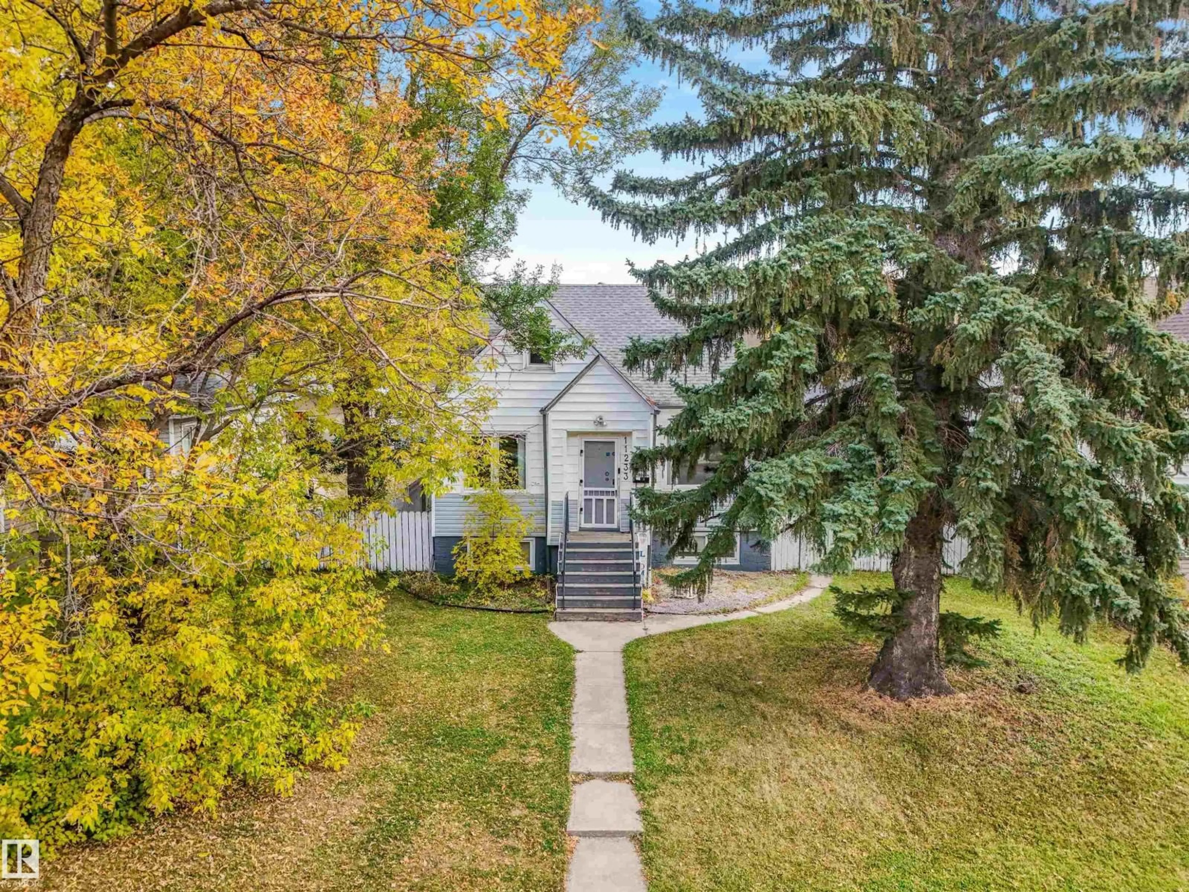 A pic from outside/outdoor area/front of a property/back of a property/a pic from drone, street for NW - 11233 103 ST, Edmonton Alberta T5G2H6