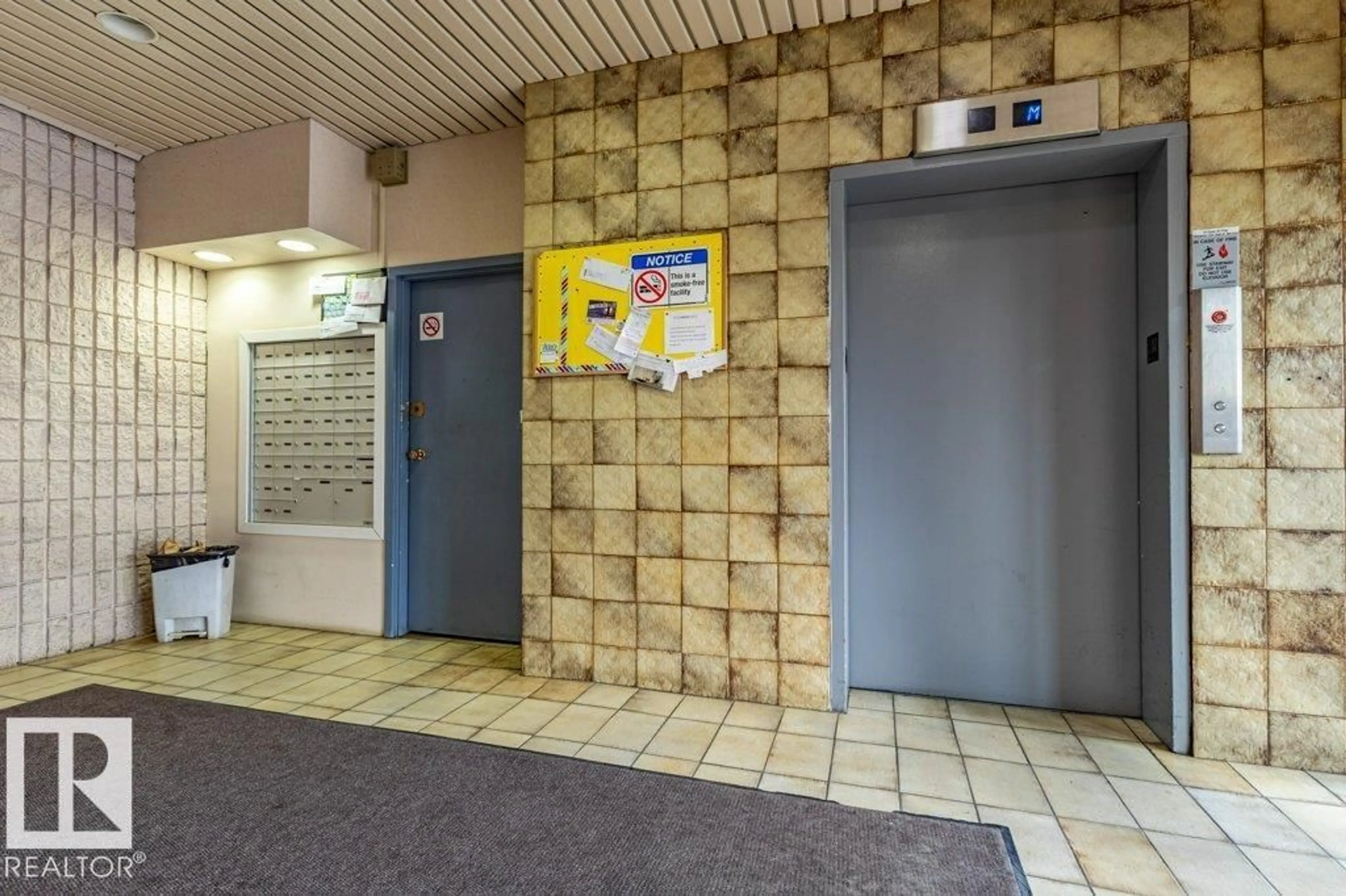 Indoor foyer for #212 - 5316 118 AV, Edmonton Alberta T5W1C4