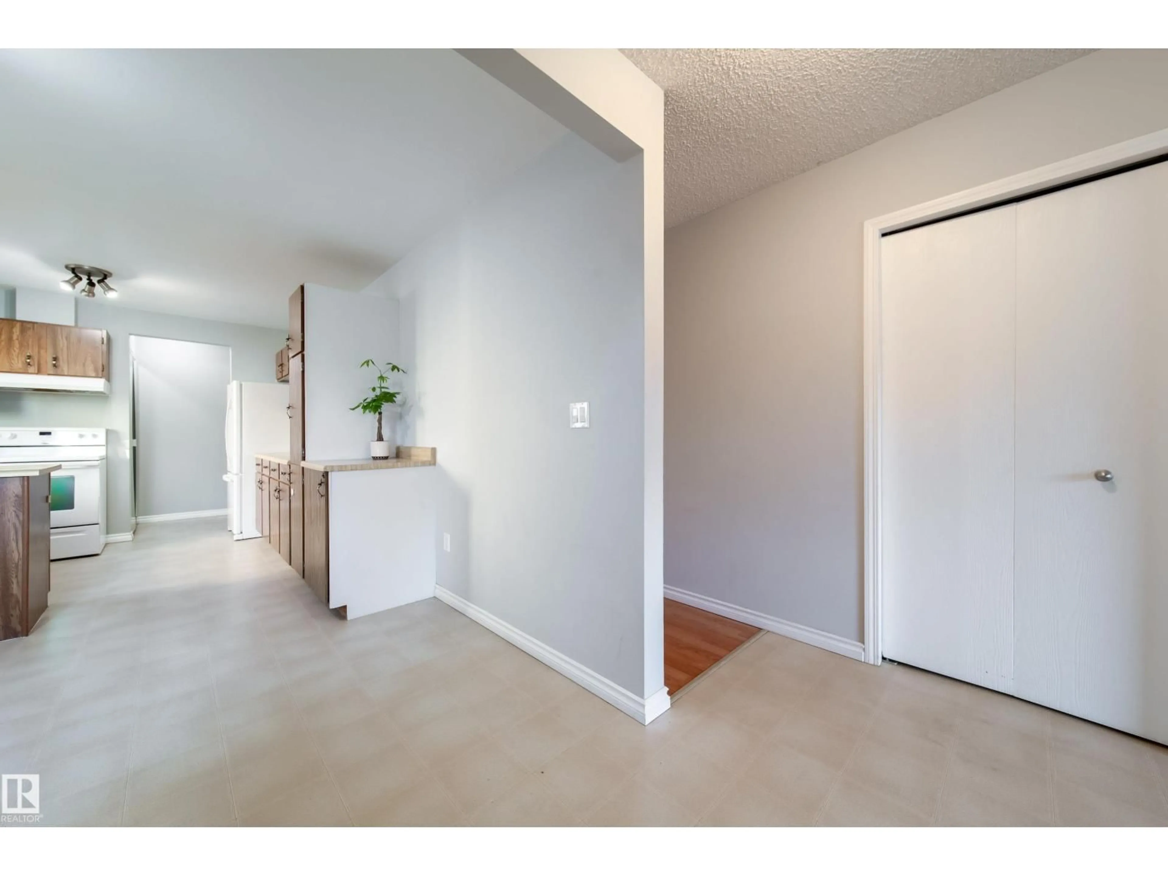 Unknown for 3908 41 AV, Edmonton Alberta T6L5M4