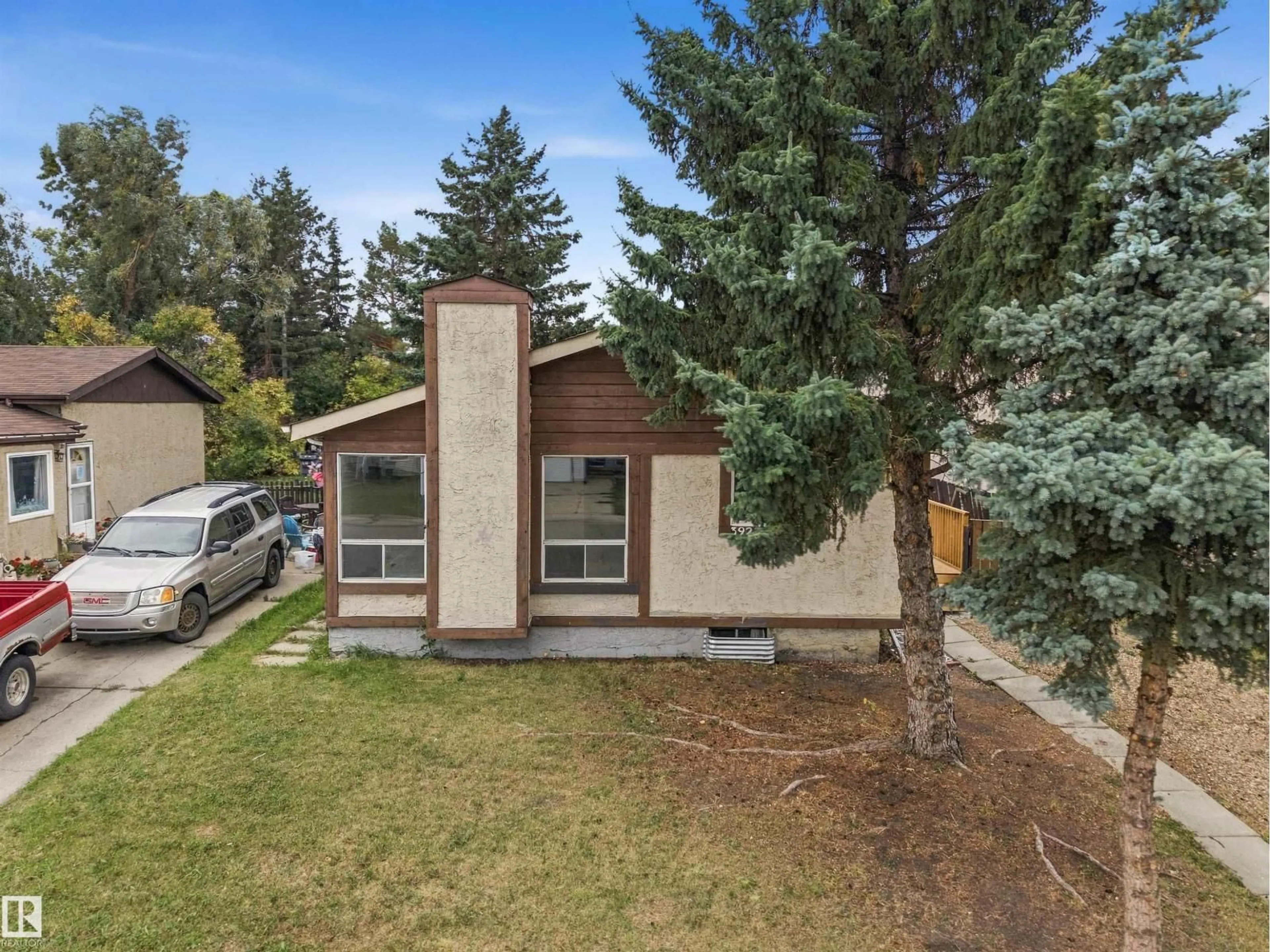 A pic from outside/outdoor area/front of a property/back of a property/a pic from drone, unknown for 3927 22 AV, Edmonton Alberta T6L4M1