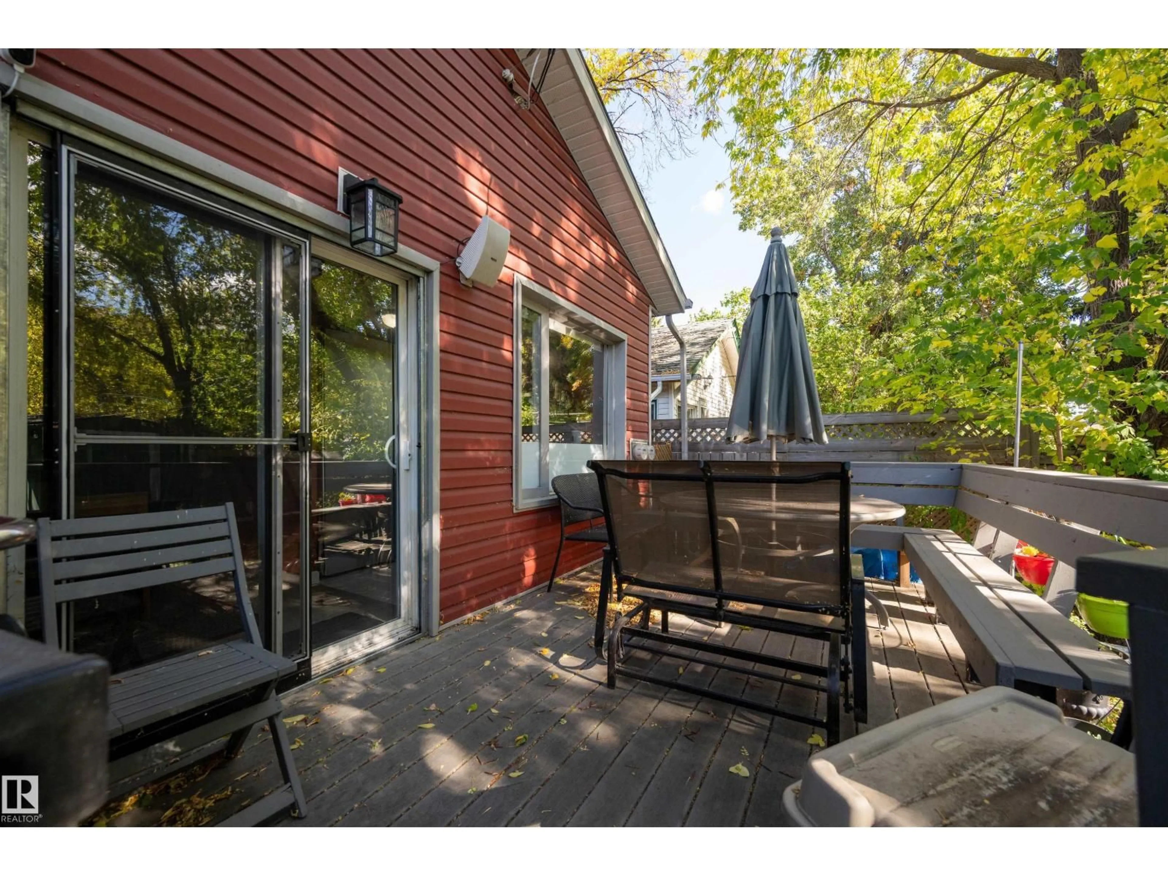 Patio, street for NW - 9851 85 AV, Edmonton Alberta T6E2J5