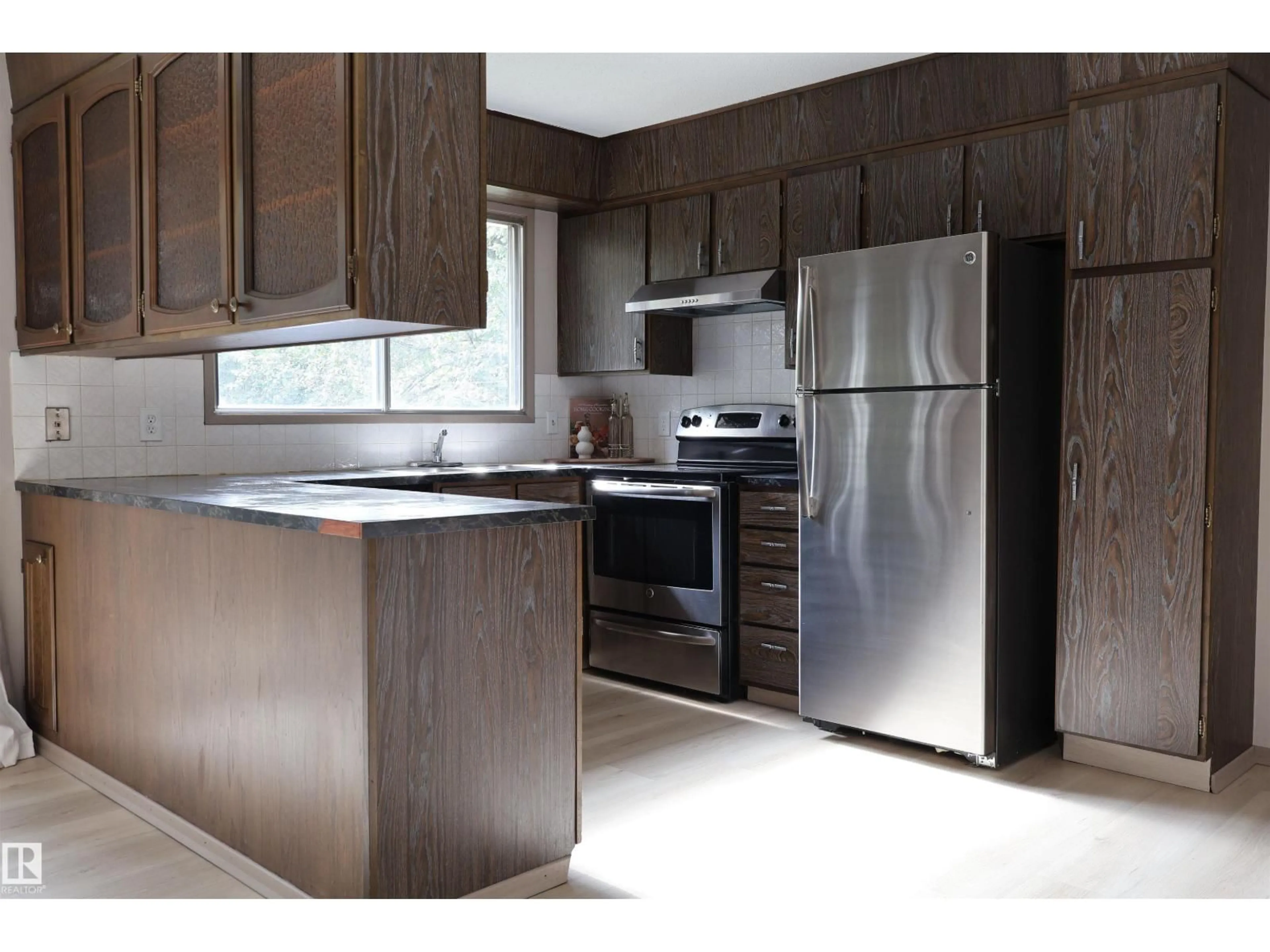 Standard kitchen, wood/laminate floor for NW - 3819 115 AV, Edmonton Alberta T5W0V2