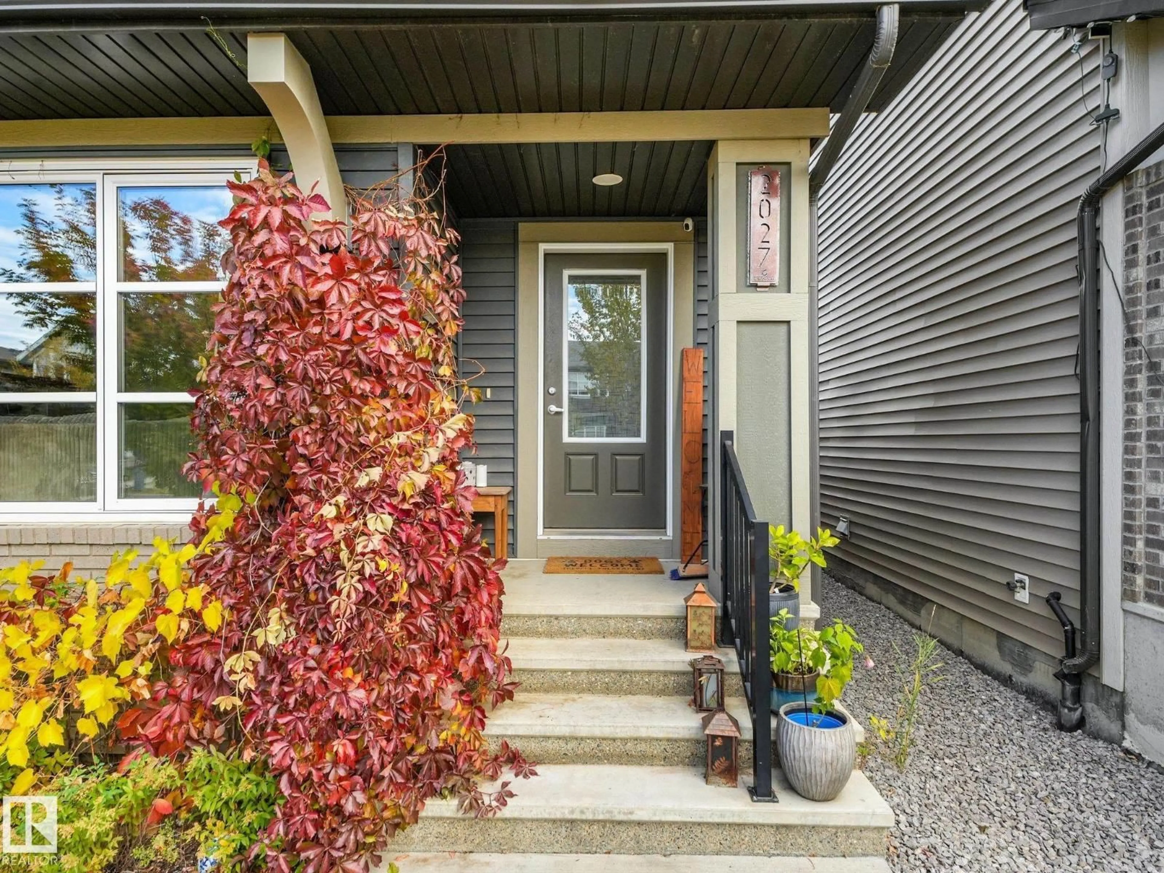 Indoor entryway for 2027 CAVANAGH DR, Edmonton Alberta T6W3M7