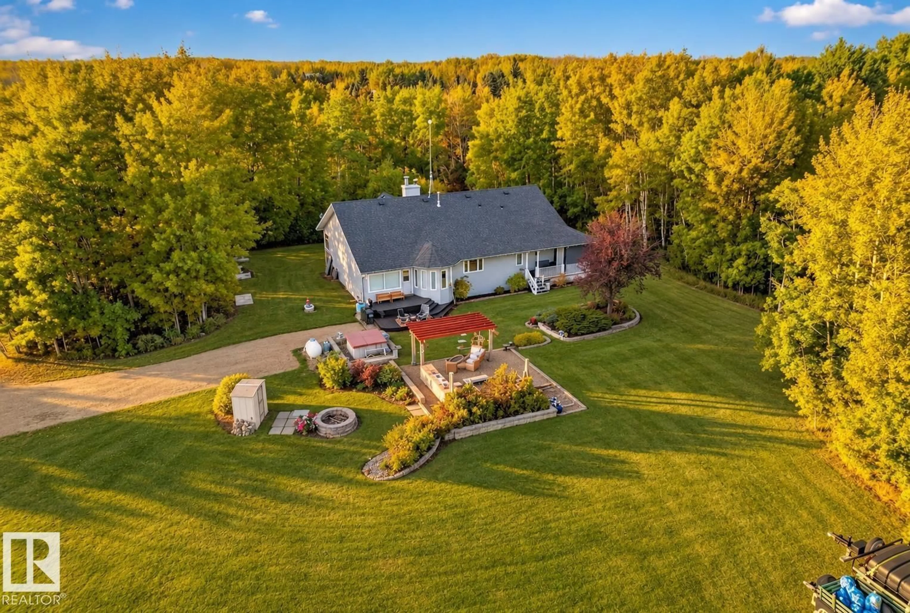 A pic from outside/outdoor area/front of a property/back of a property/a pic from drone, unknown for 98 RGE ROAD 221 RGE ROAD, Rural Strathcona County Alberta T8E1G8