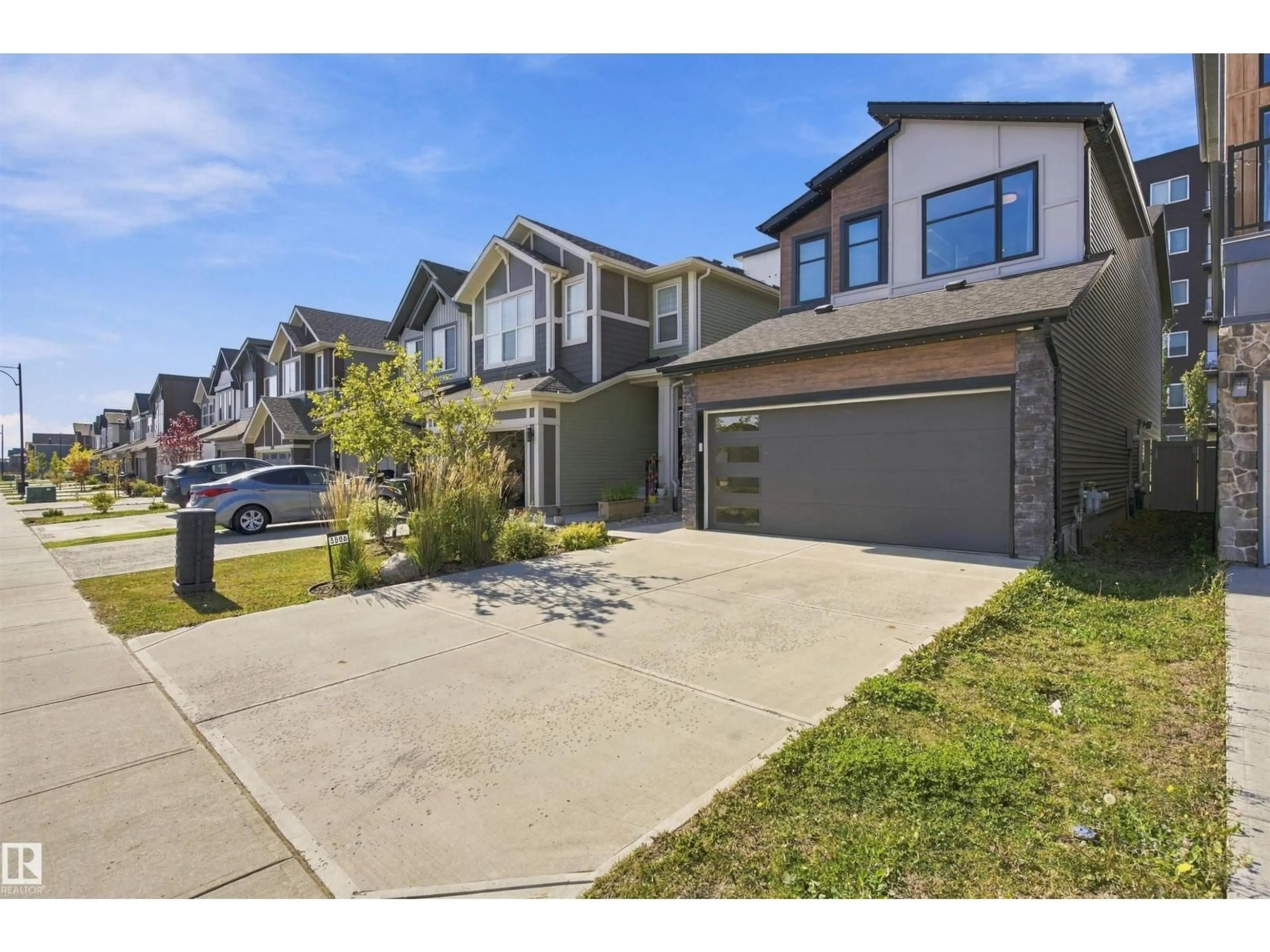 A pic from outside/outdoor area/front of a property/back of a property/a pic from drone, street for 3806 ERLANGER DR, Edmonton Alberta T6M1R8