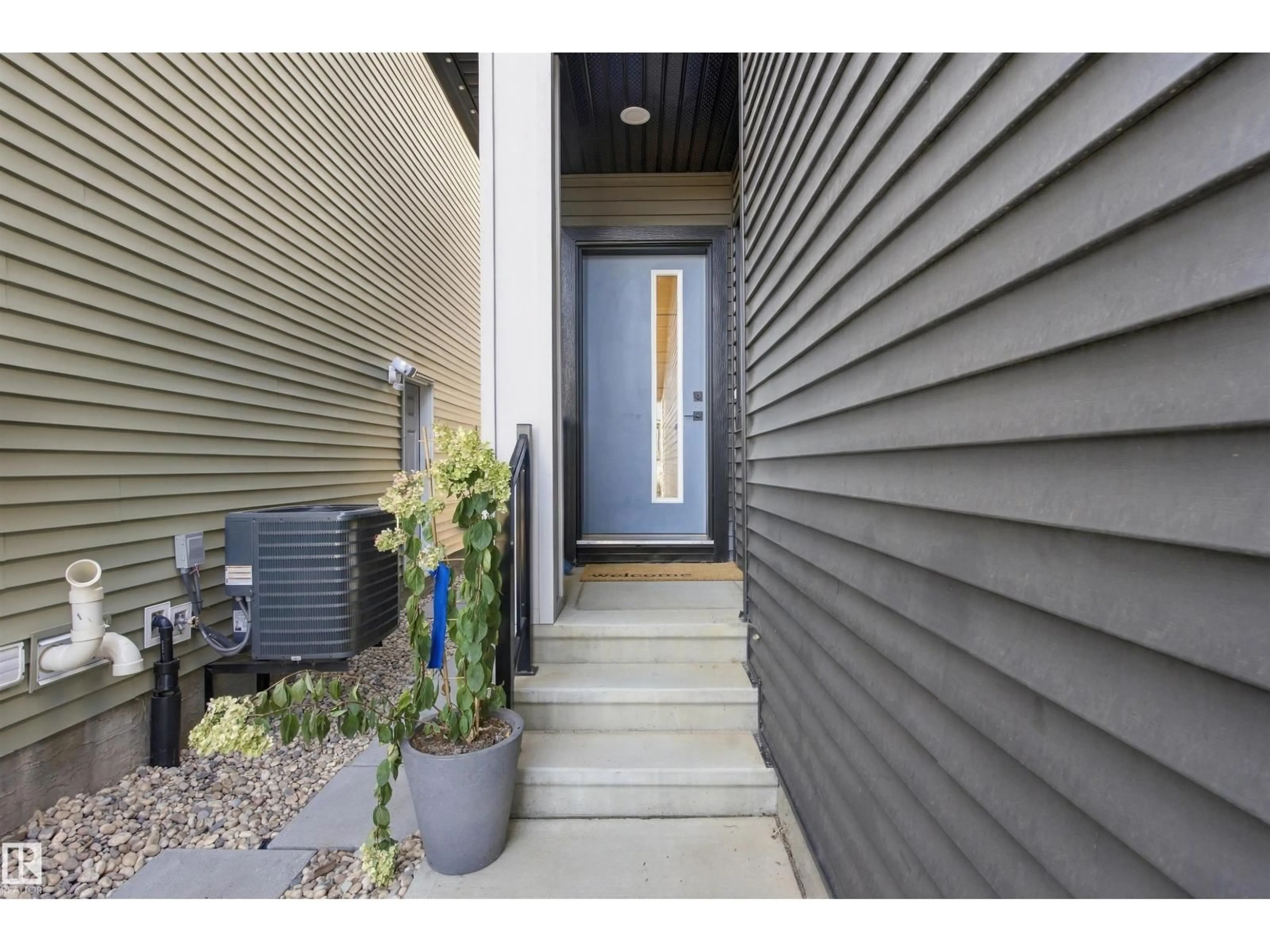 Indoor entryway for 3806 ERLANGER DR, Edmonton Alberta T6M1R8