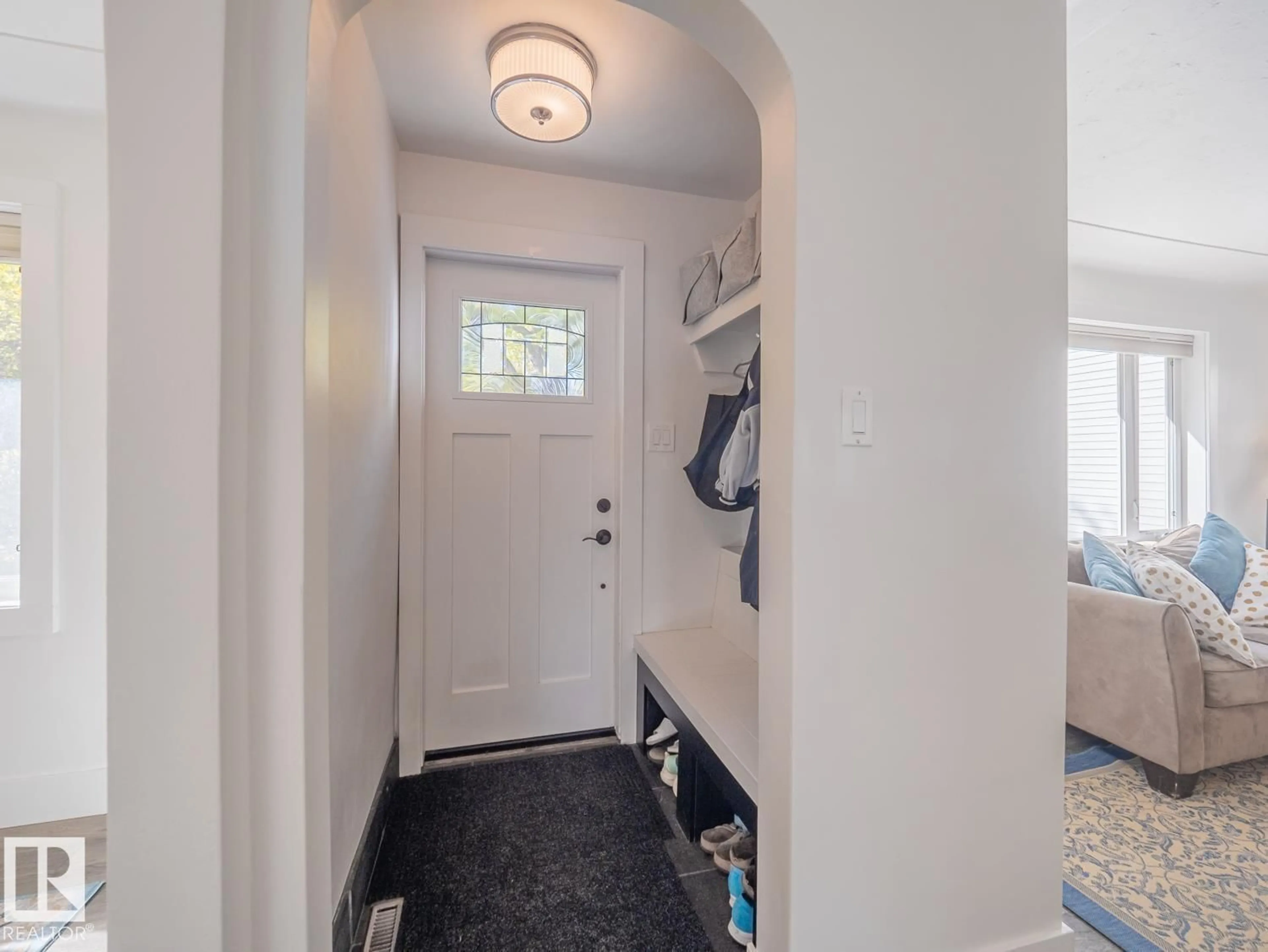 Indoor entryway for 6839 111 ST, Edmonton Alberta T6H3G2