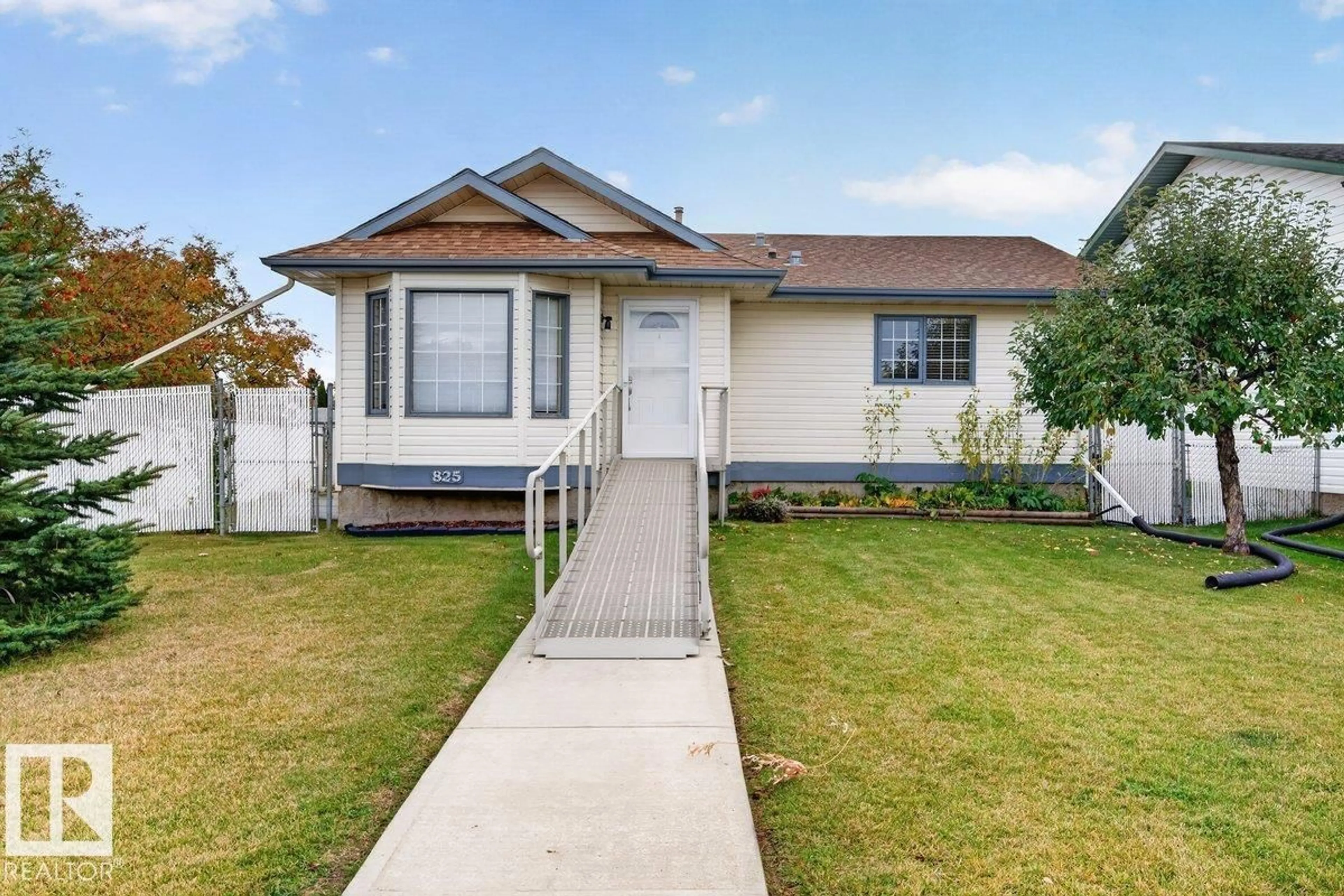 Home with vinyl exterior material, street for 825 GRANDIN DR, Morinville Alberta T8R1C7