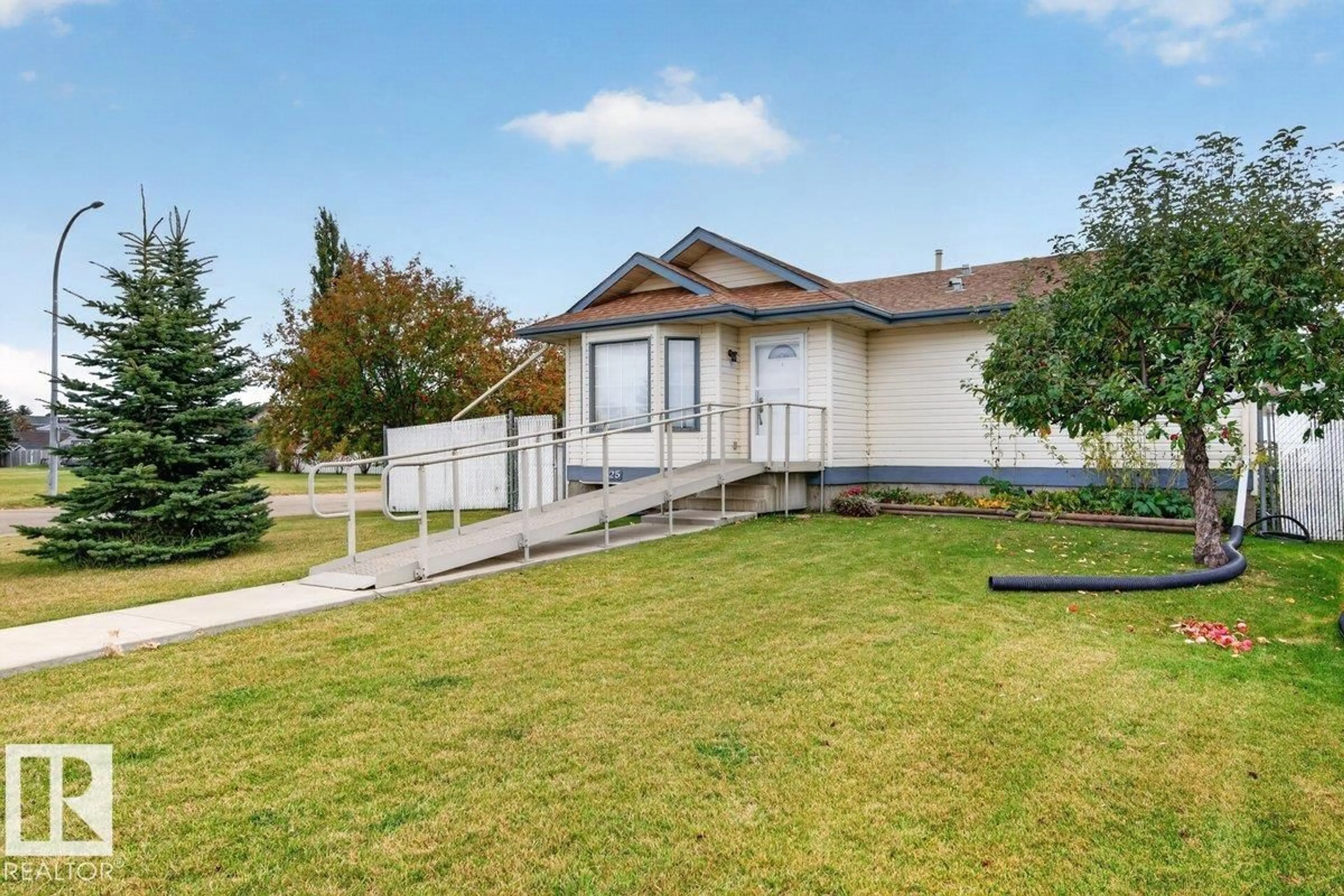 A pic from outside/outdoor area/front of a property/back of a property/a pic from drone, unknown for 825 GRANDIN DR, Morinville Alberta T8R1C7