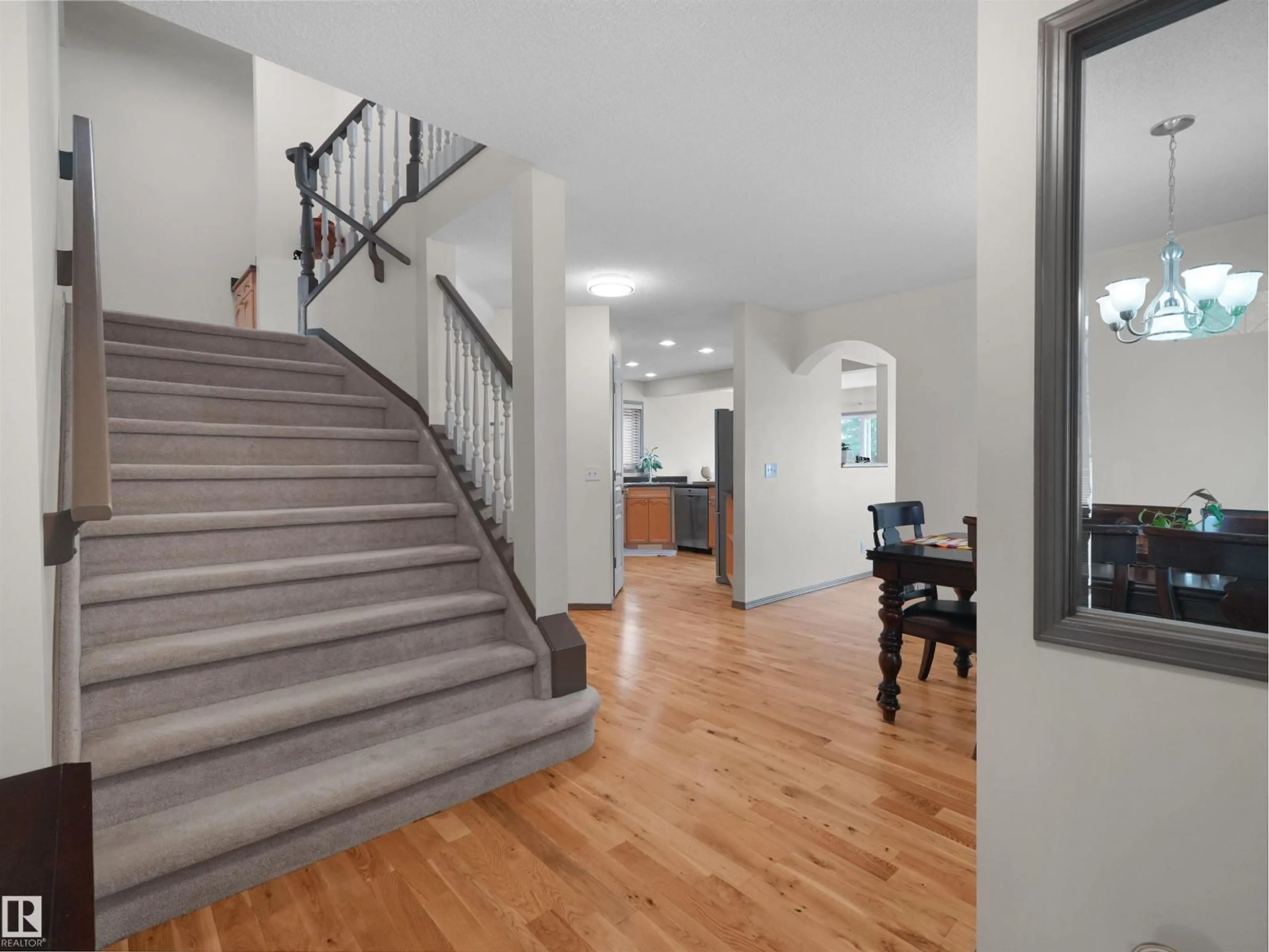 Indoor foyer for NW - 1025 GRAHAM CT, Edmonton Alberta T5T6L4