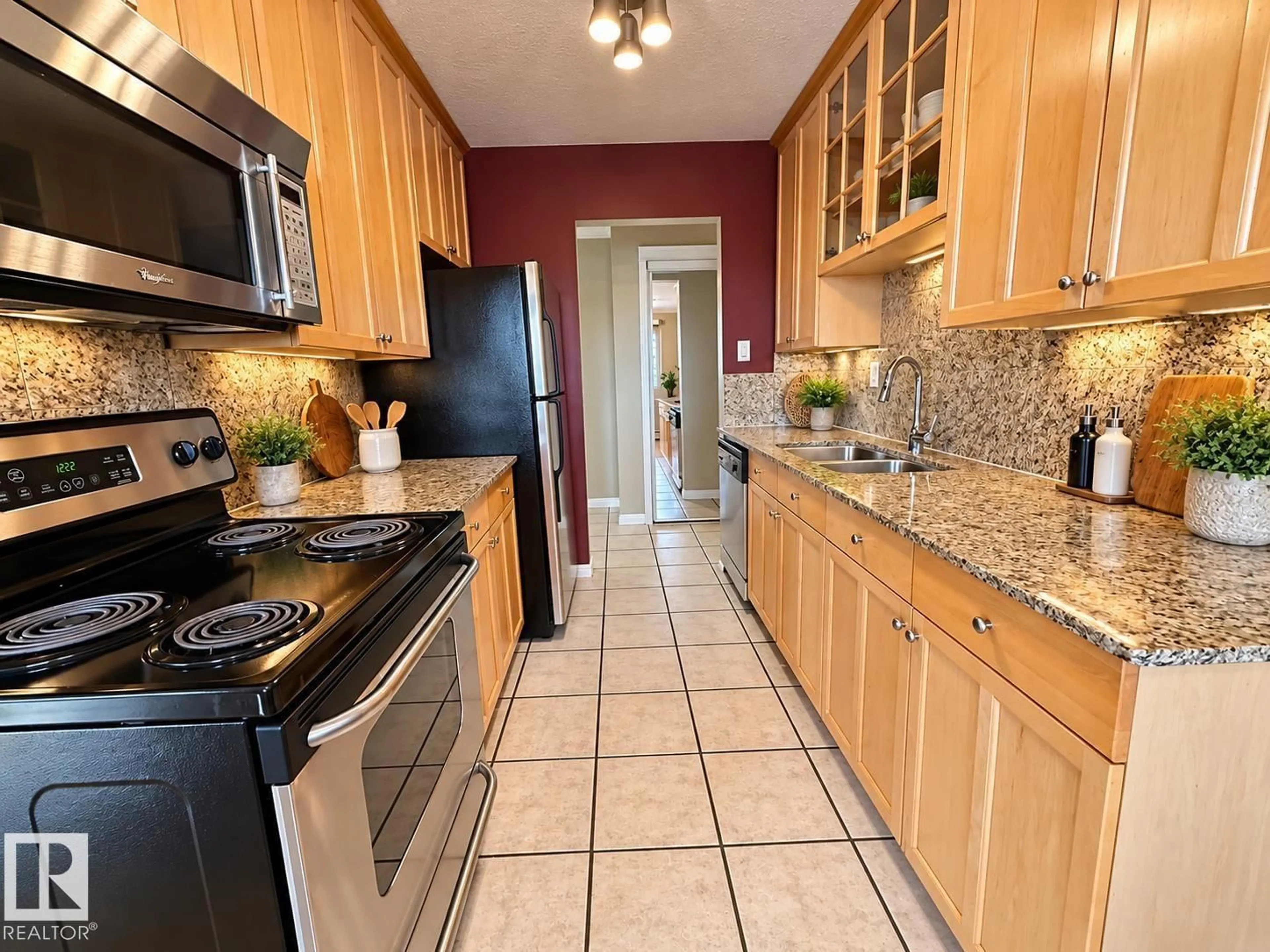 Standard kitchen, ceramic/tile floor for 403 - 9925 83 AV, Edmonton Alberta T6E2B9