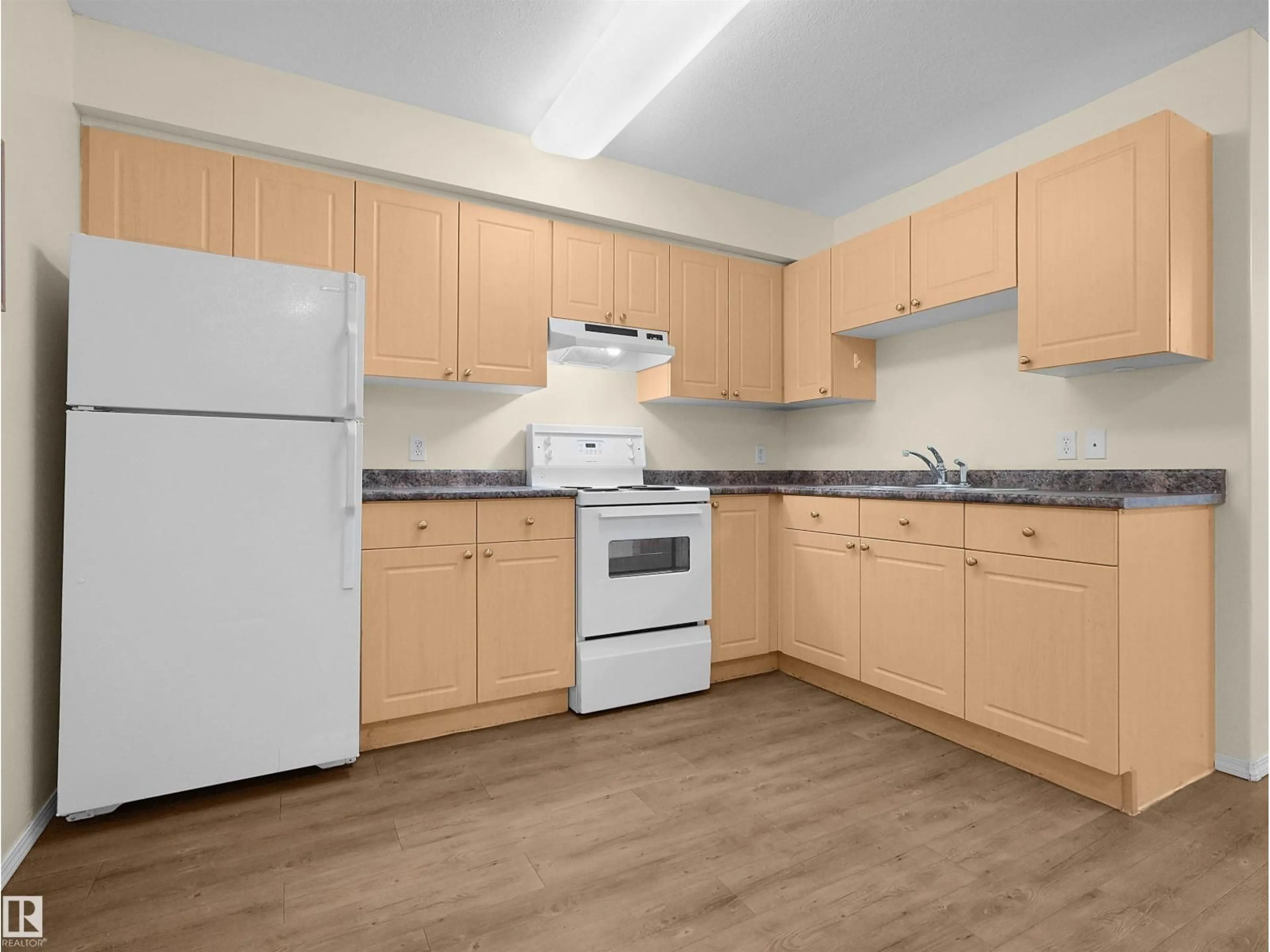 Standard kitchen, unknown for 8802 - 328 SOUTHFORT, Fort Saskatchewan Alberta T8L4R6