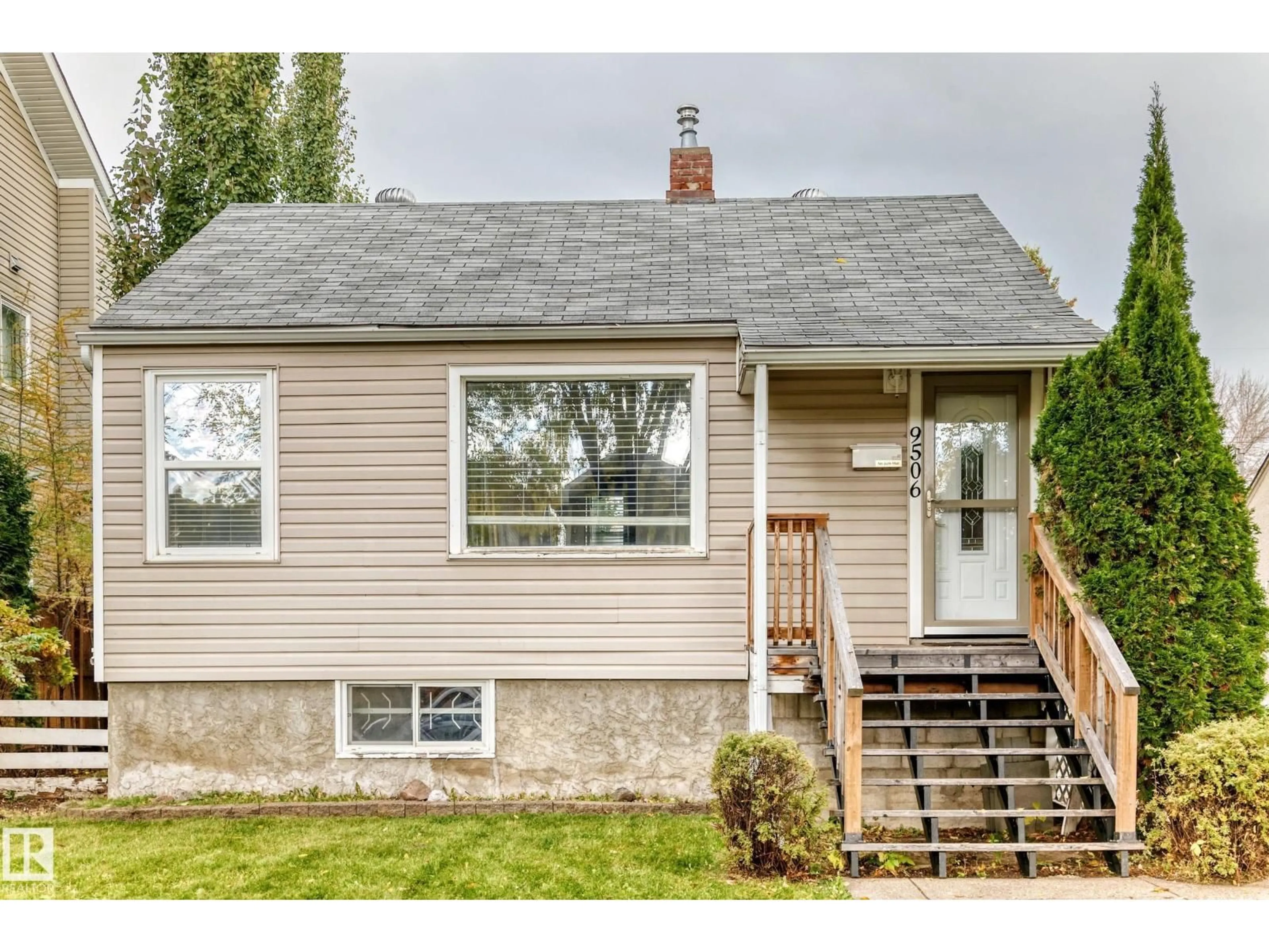 Home with vinyl exterior material, street for 9506 72 AV, Edmonton Alberta T6E0Y4