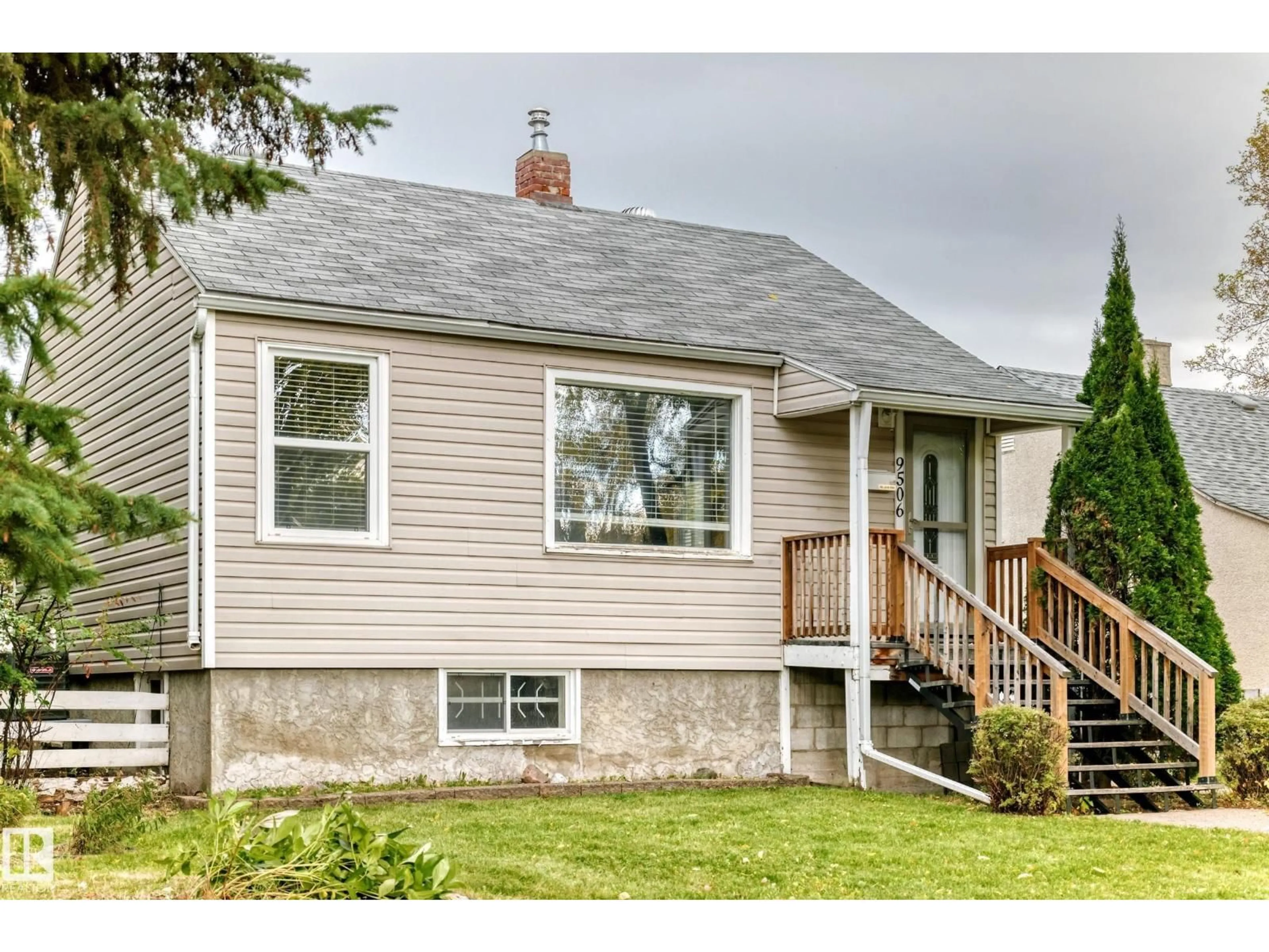 Home with vinyl exterior material, street for 9506 72 AV, Edmonton Alberta T6E0Y4