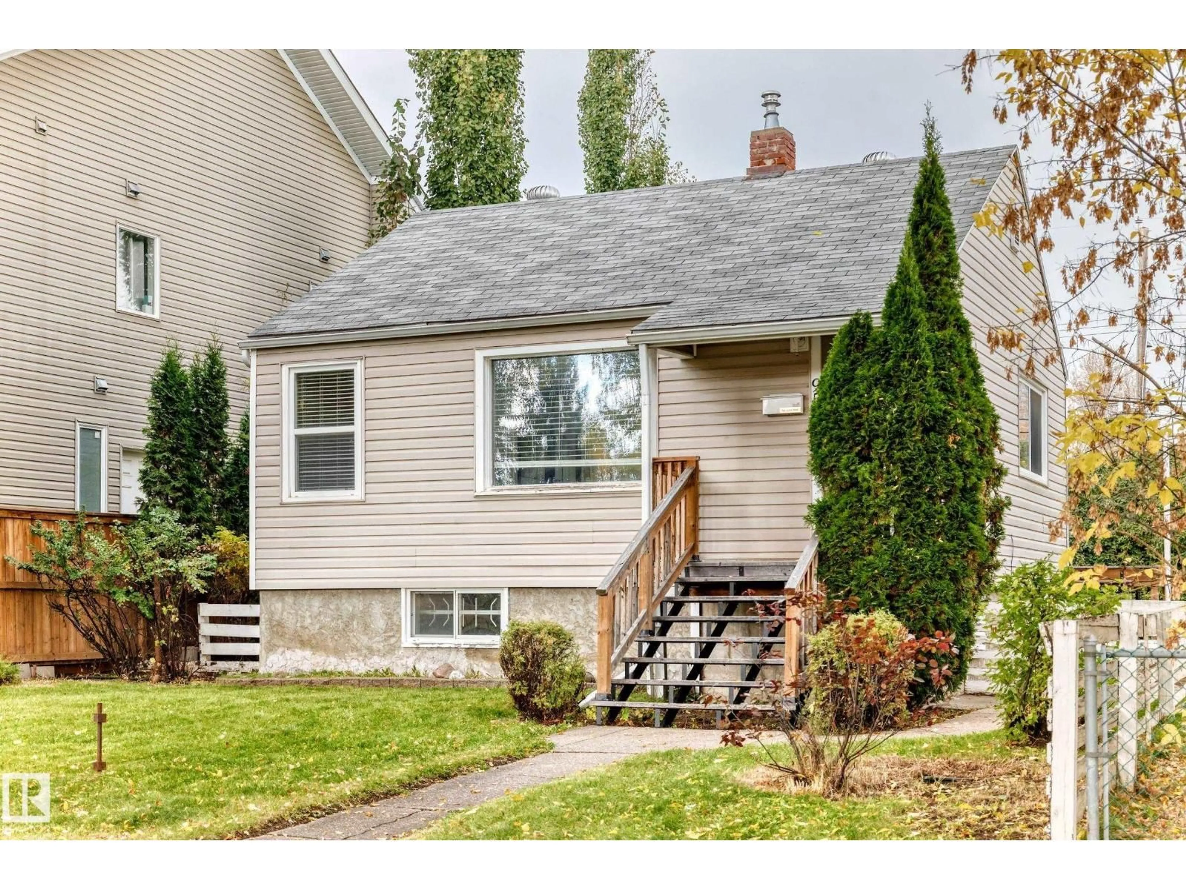 Home with vinyl exterior material, street for 9506 72 AV, Edmonton Alberta T6E0Y4