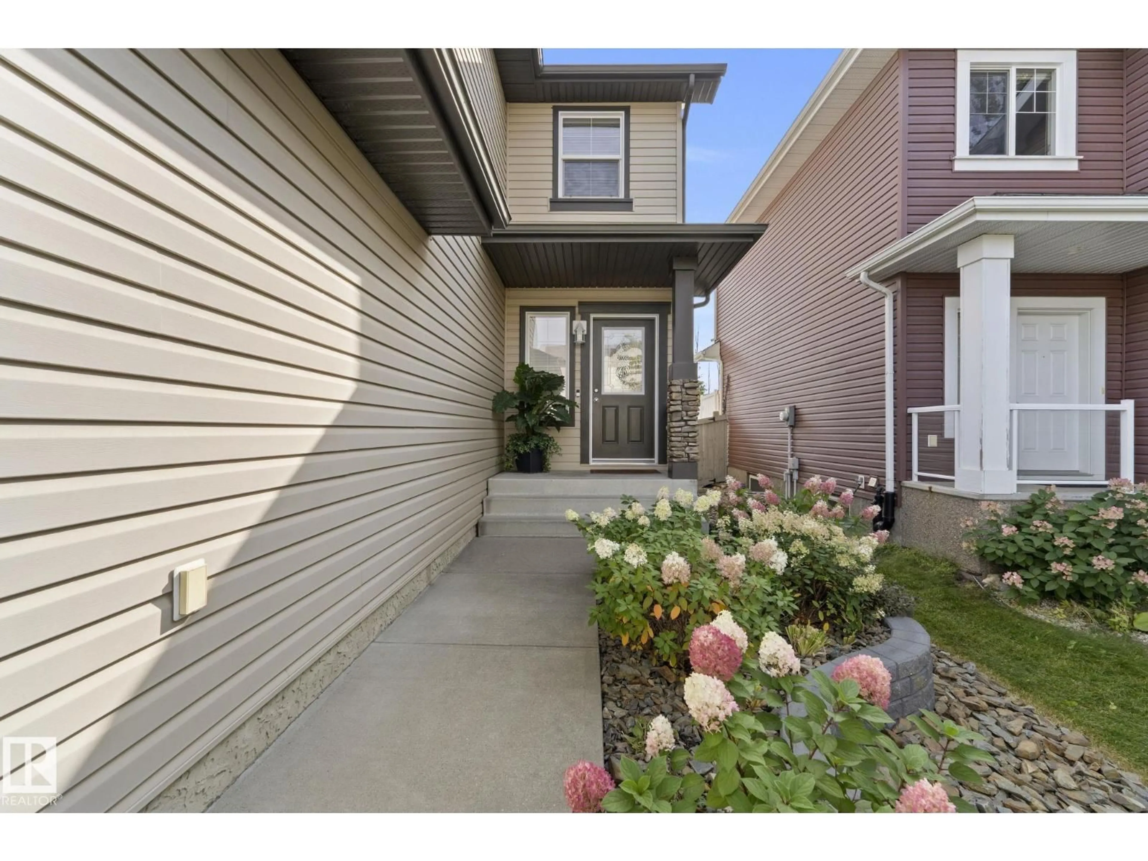 Indoor entryway for 5915 6 AV, Edmonton Alberta T6X0G4