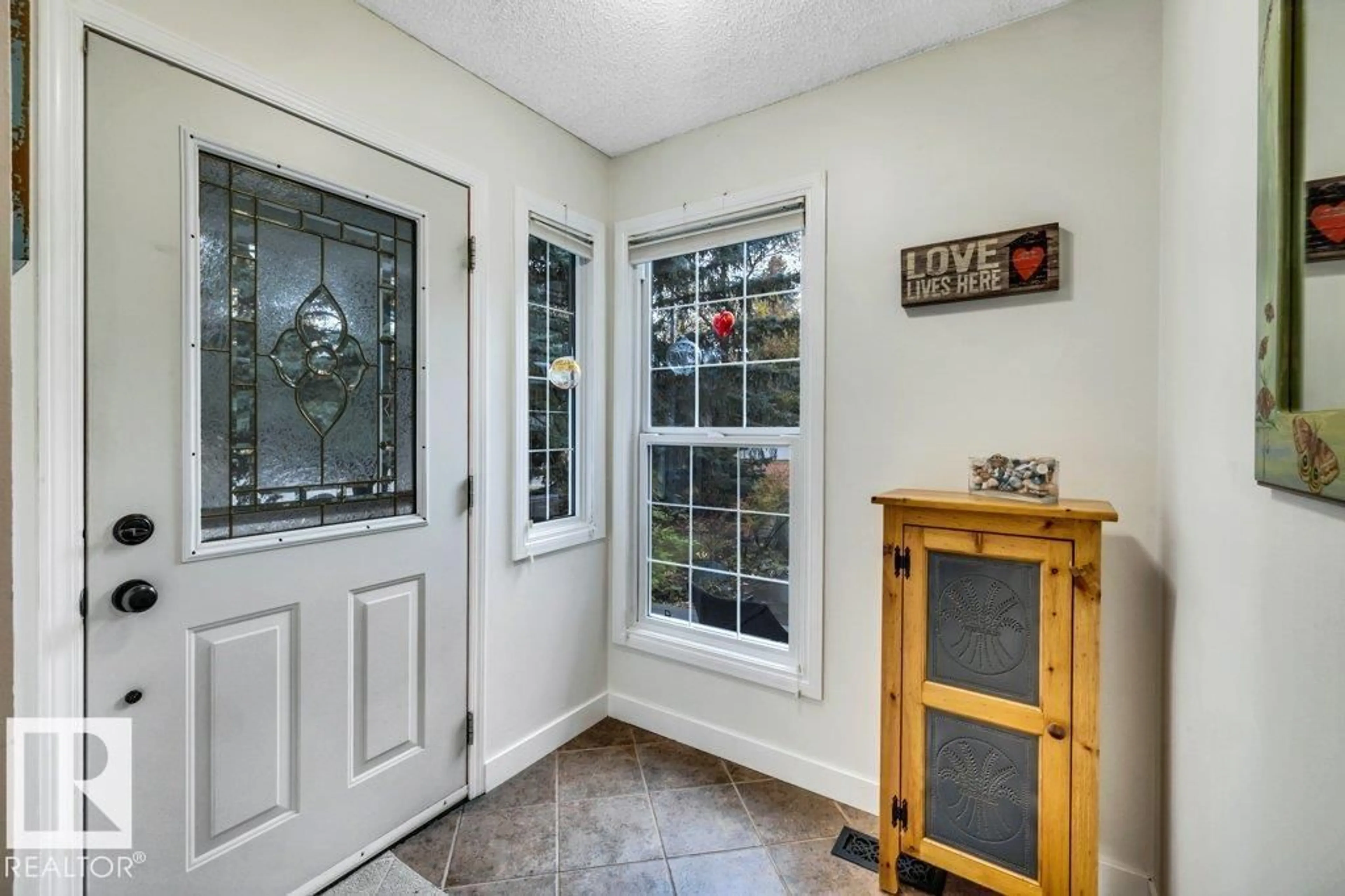 Indoor entryway for 6 WAKEFIELD PL, St. Albert Alberta T8N3K7