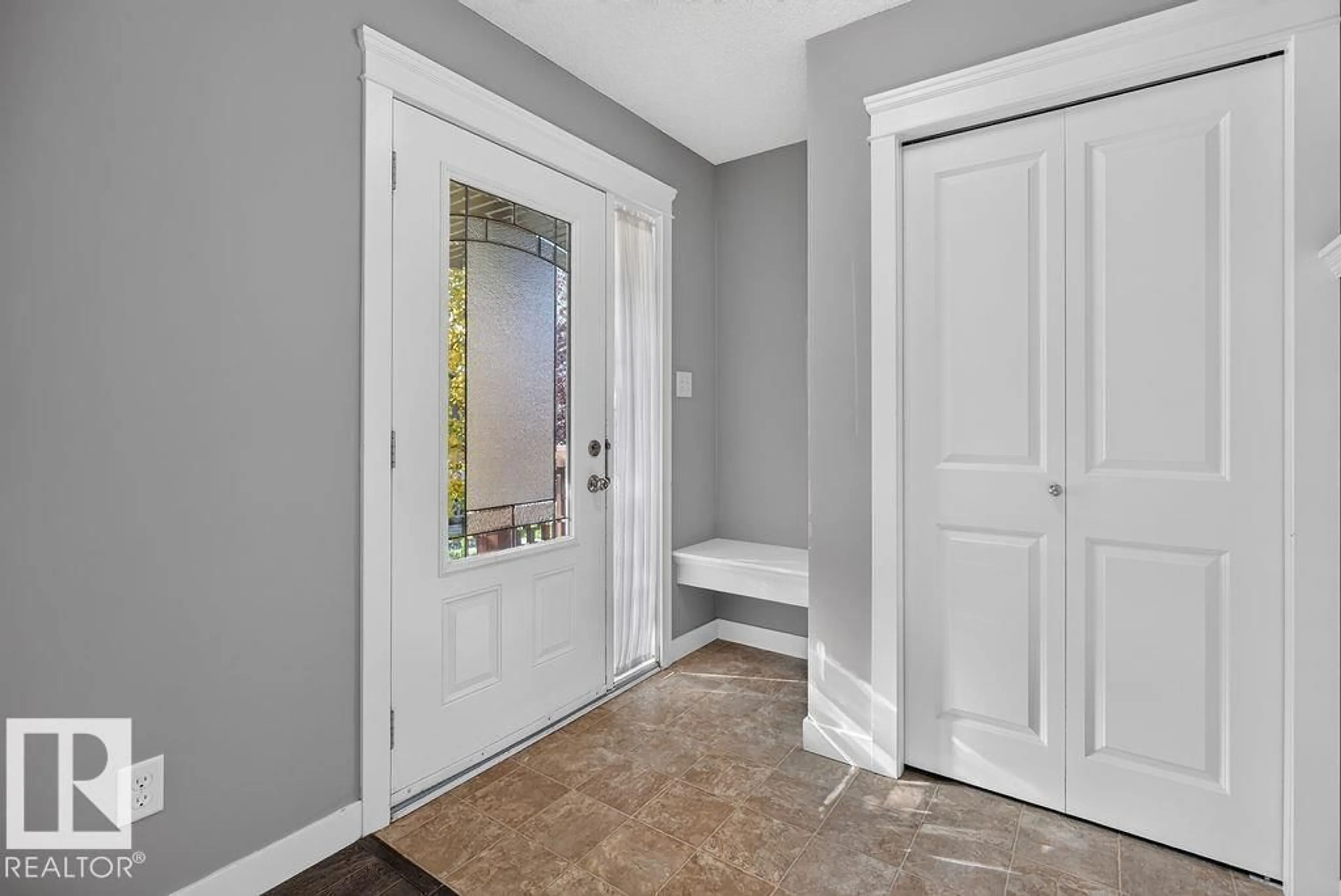 Indoor entryway for 12 MEADOWLAND CR, Spruce Grove Alberta T7X0P9