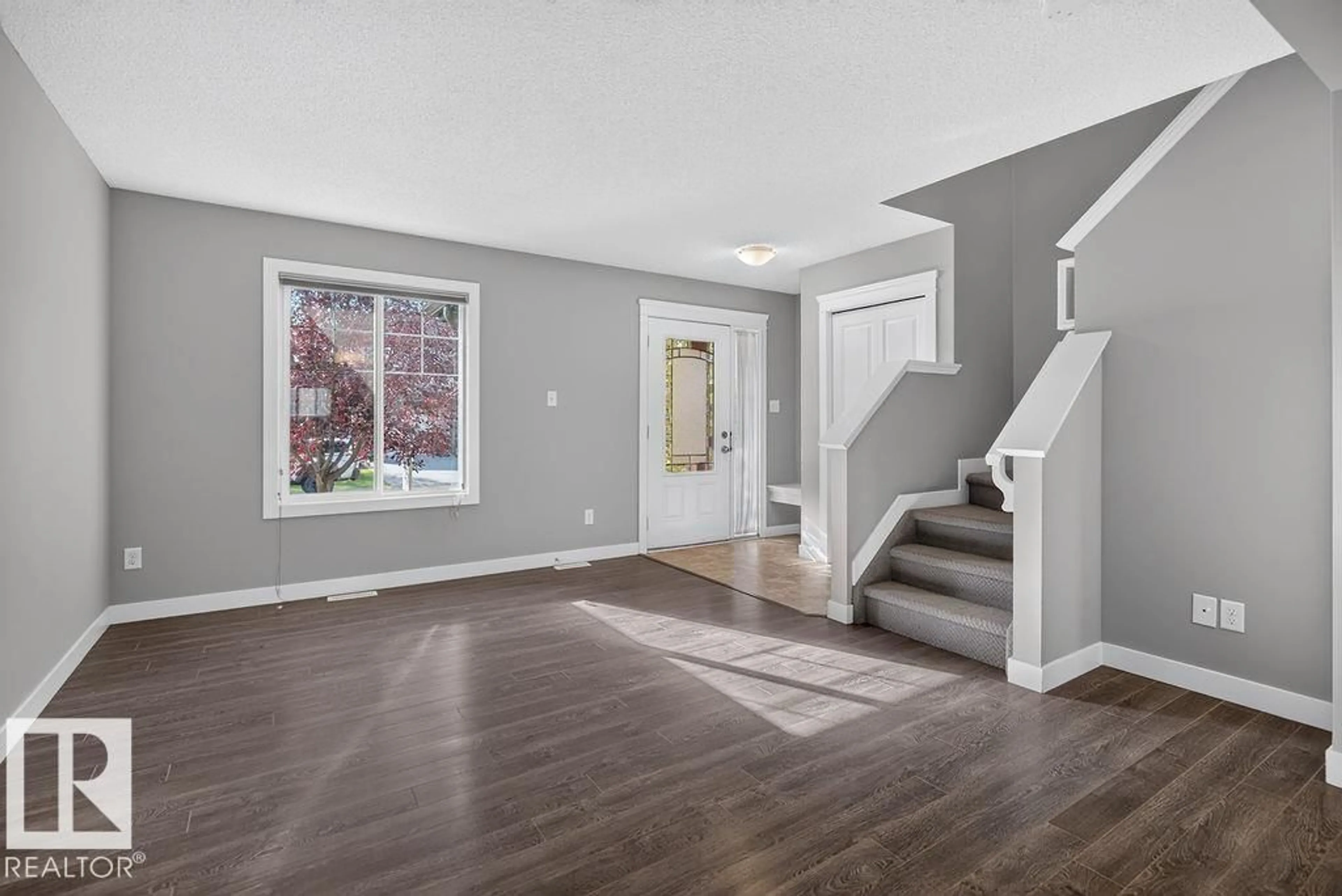 Indoor entryway for 12 MEADOWLAND CR, Spruce Grove Alberta T7X0P9
