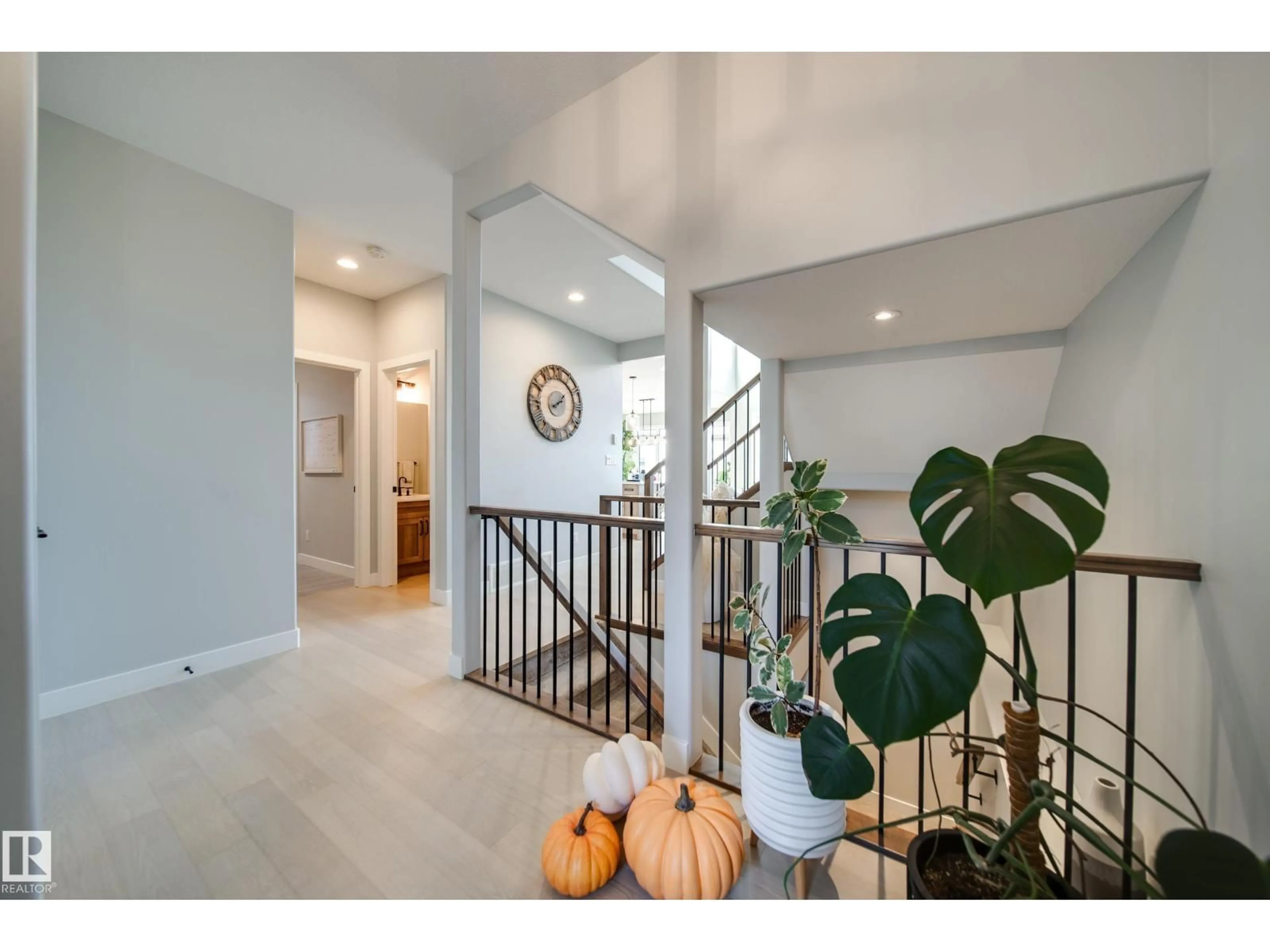 Indoor entryway for SW - 6843 KNOX LO, Edmonton Alberta T6W4R4