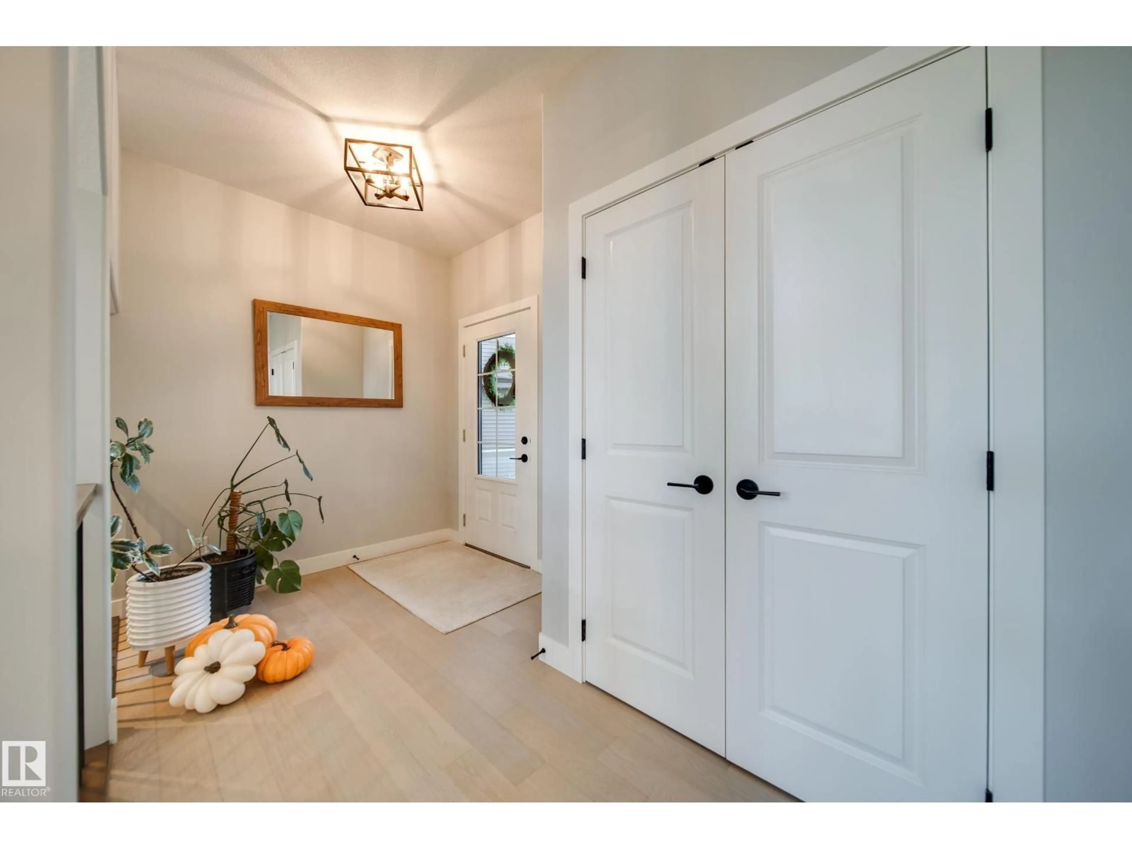 Indoor entryway for SW - 6843 KNOX LO, Edmonton Alberta T6W4R4