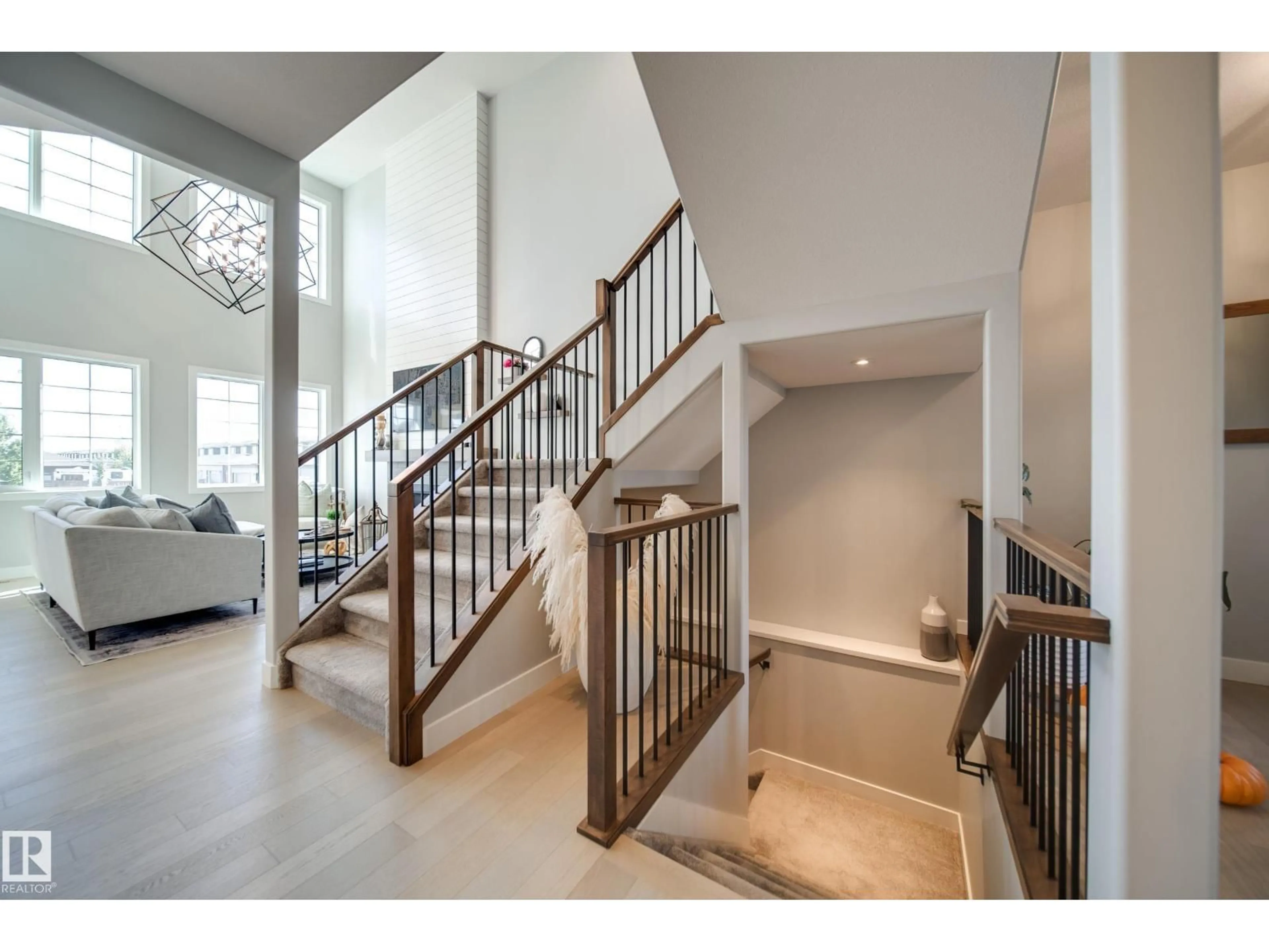 Indoor foyer for SW - 6843 KNOX LO, Edmonton Alberta T6W4R4