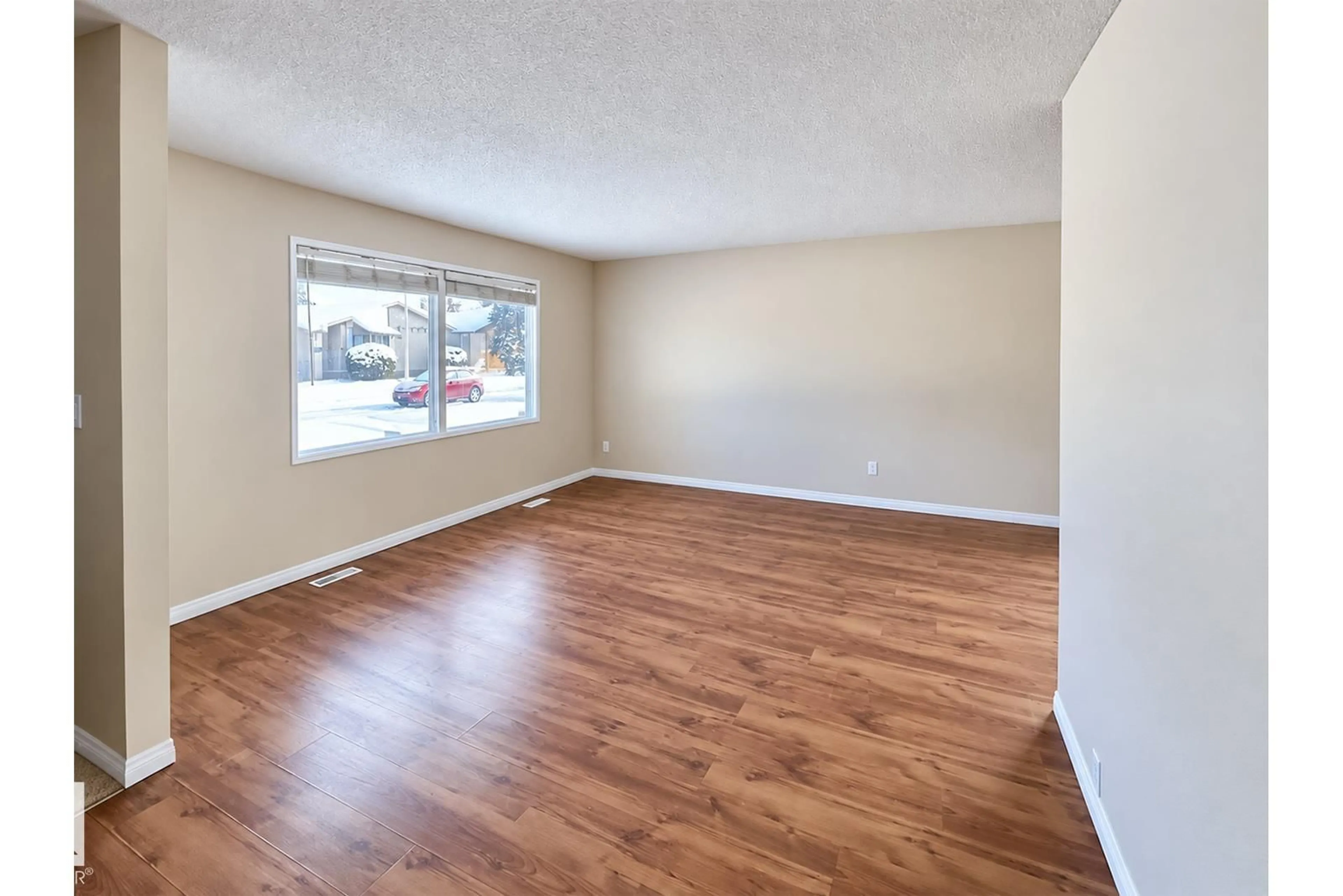A pic of a room for 14212 114 ST, Edmonton Alberta T5X3Z8