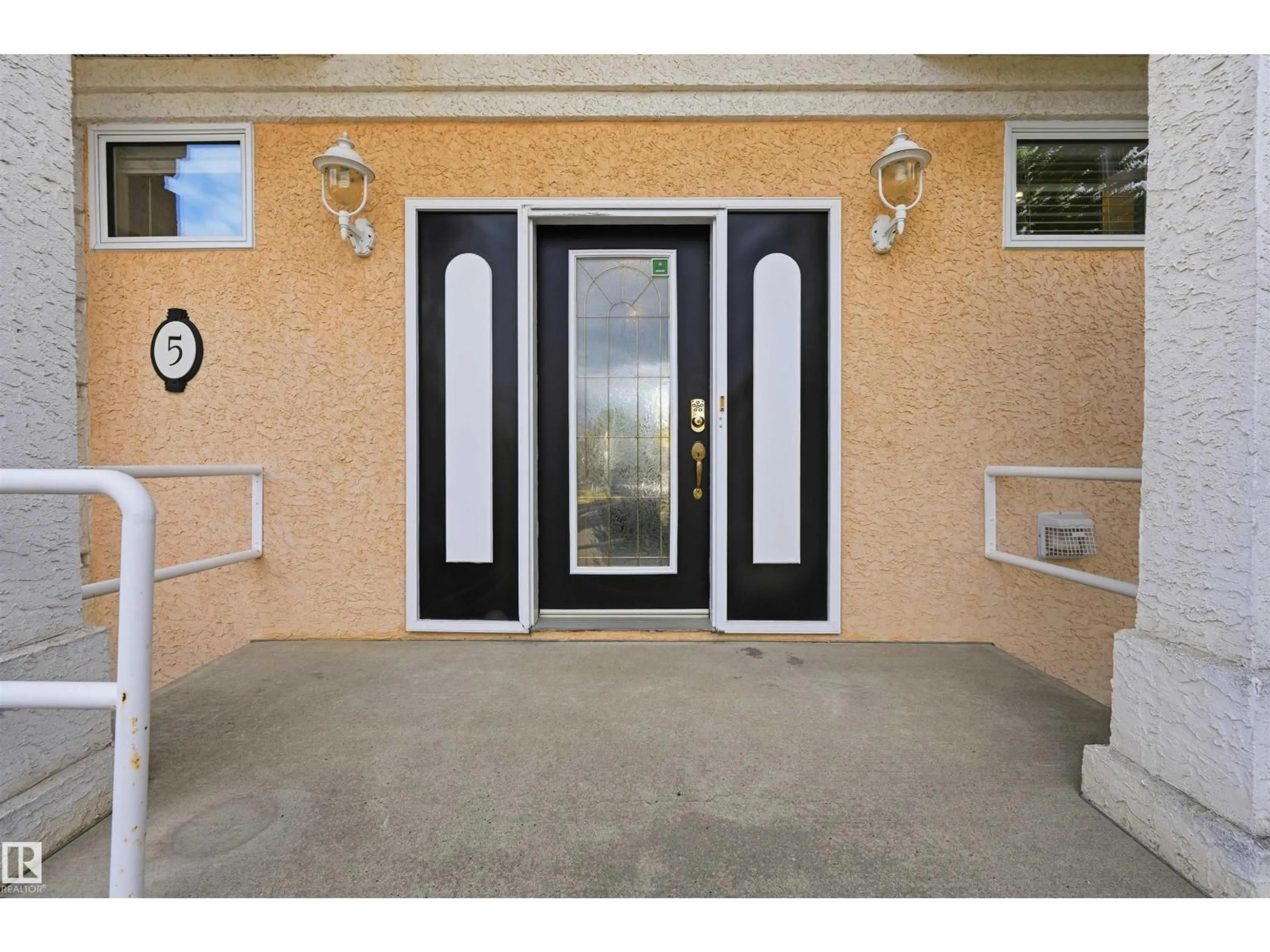 Indoor entryway for 5 - 11809 9B AV, Edmonton Alberta T6J7B6