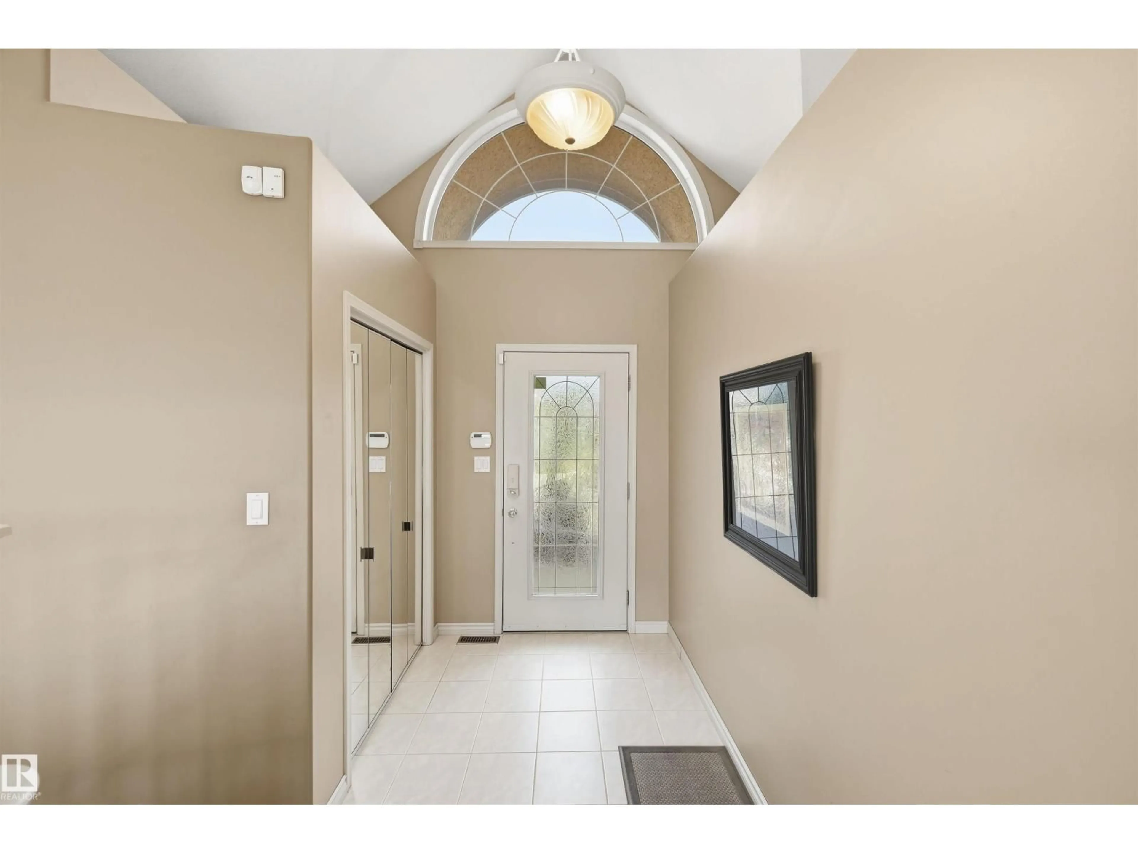 Indoor entryway for 5 - 11809 9B AV, Edmonton Alberta T6J7B6