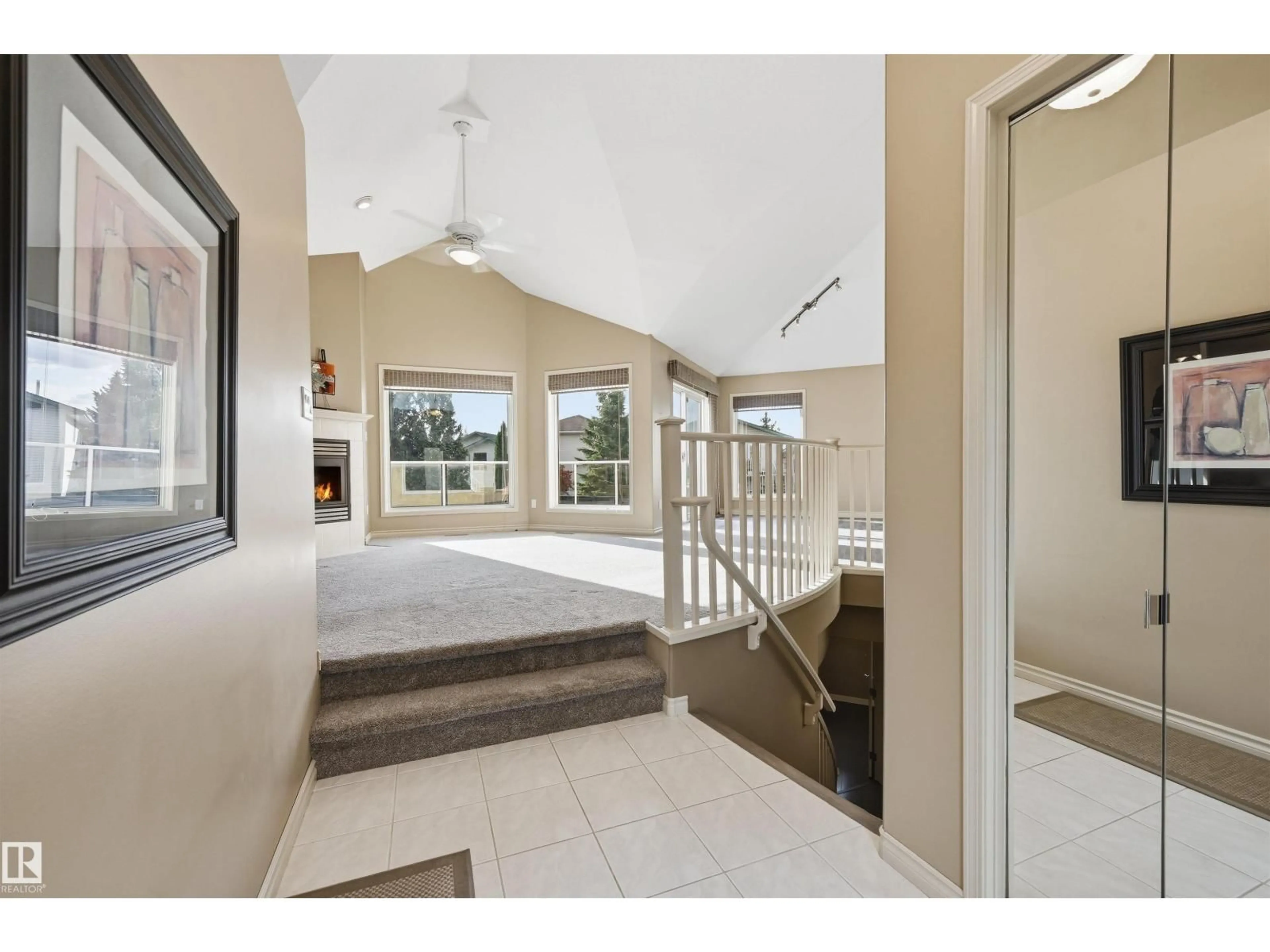 Indoor foyer for 5 - 11809 9B AV, Edmonton Alberta T6J7B6